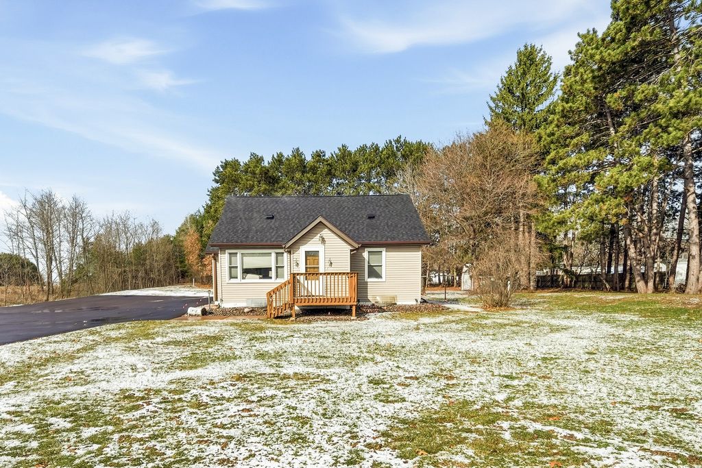 Photo of 1812 Peterson Avenue, Eau Claire, WI 54703 (MLS # 1600032)