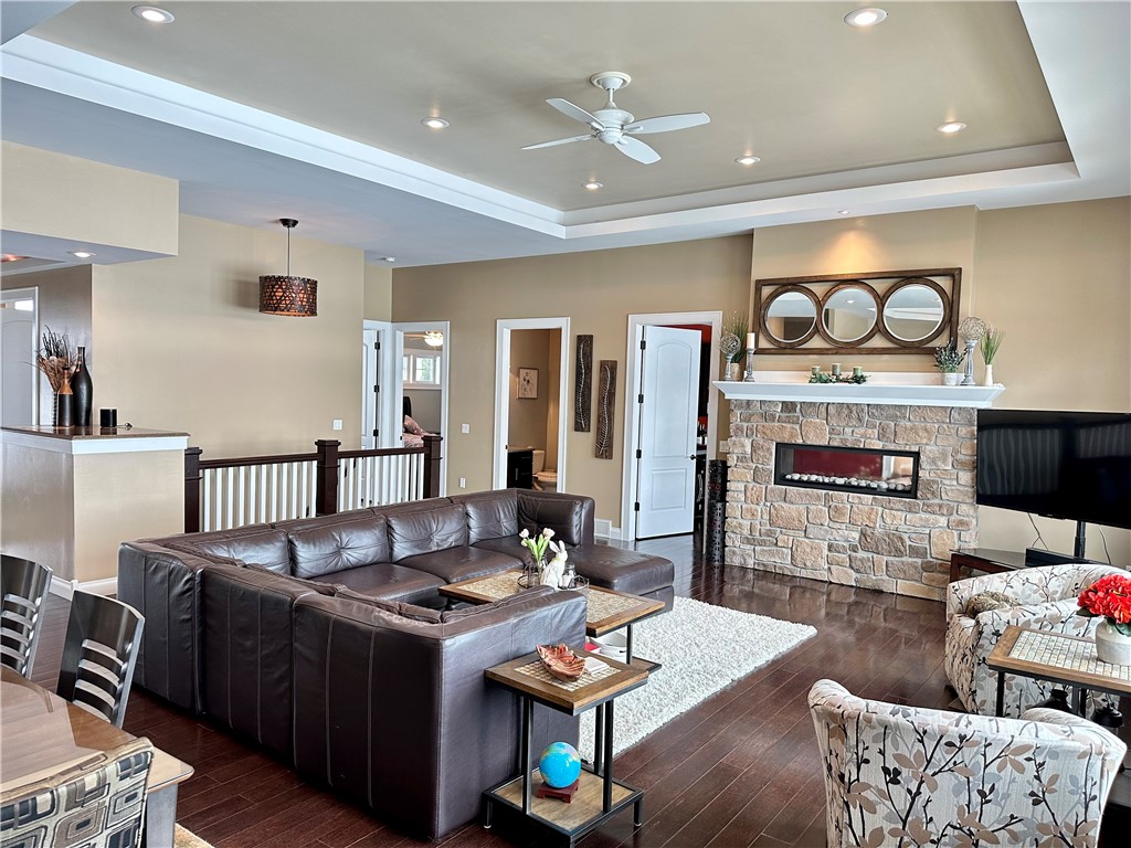 Eau Claire, Wisconsin, 54701, United States, 5 Bedrooms Bedrooms, ,4 BathroomsBathrooms,Residential,Active,2011210