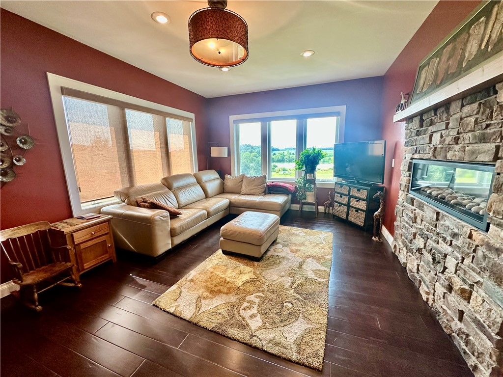 Eau Claire, Wisconsin, 54701, United States, 5 Bedrooms Bedrooms, ,4 BathroomsBathrooms,Residential,Active,2011210