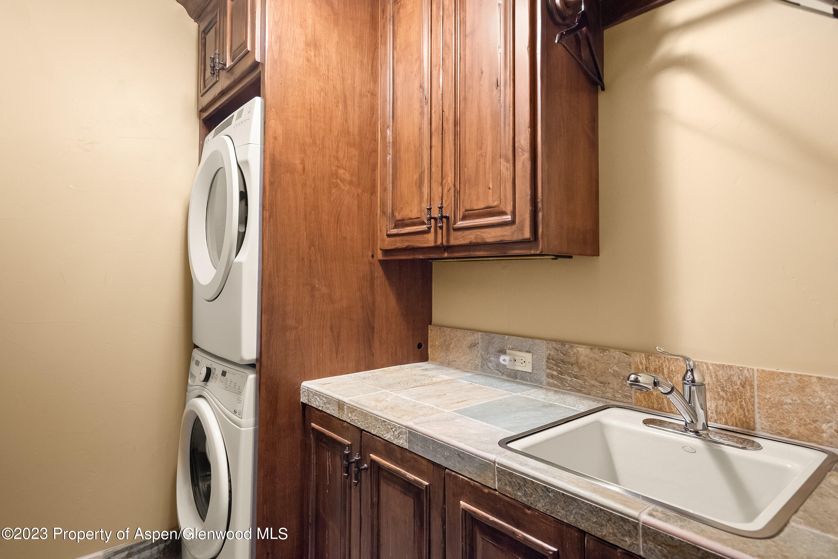 Aspen, Colorado 81611, United States, 4 Bedrooms Bedrooms, ,5 BathroomsBathrooms,Residential,Active,75564