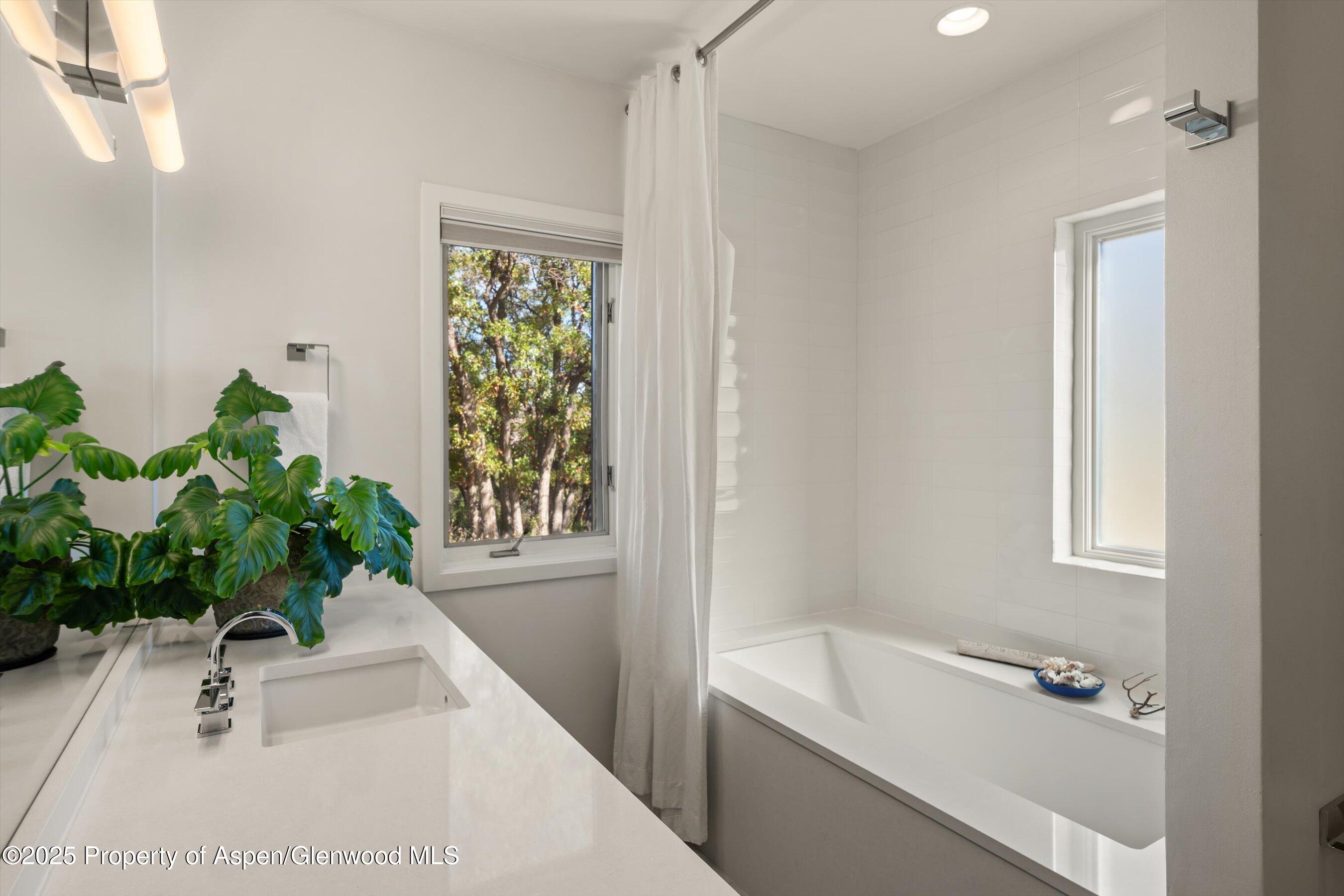 Aspen, Colorado 81611, United States, 4 Bedrooms Bedrooms, ,3 BathroomsBathrooms,Residential,Active,207493