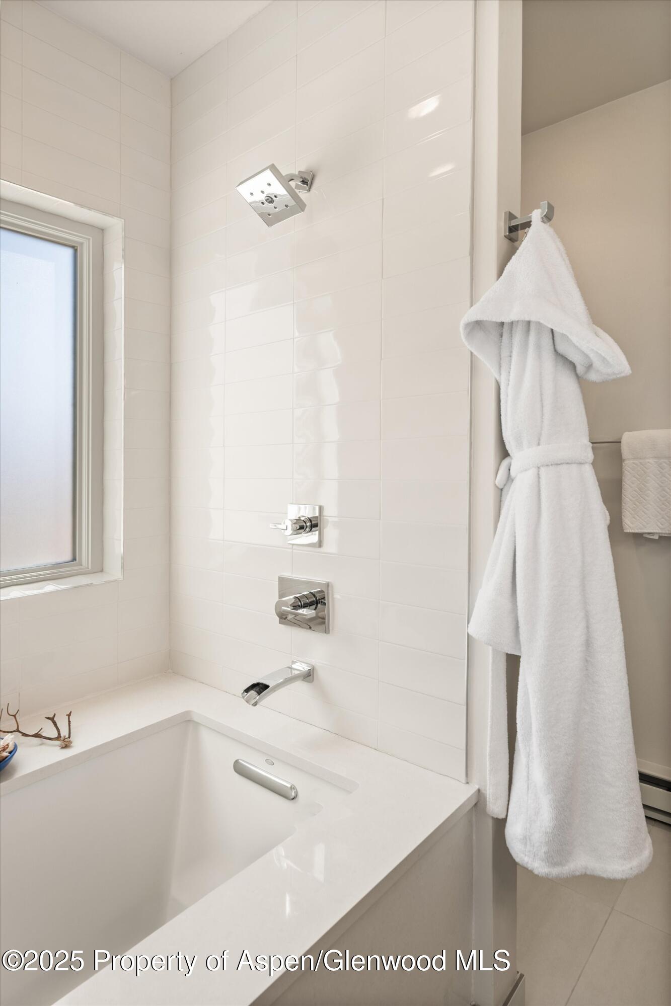 Aspen, Colorado 81611, United States, 4 Bedrooms Bedrooms, ,3 BathroomsBathrooms,Residential,Active,207493