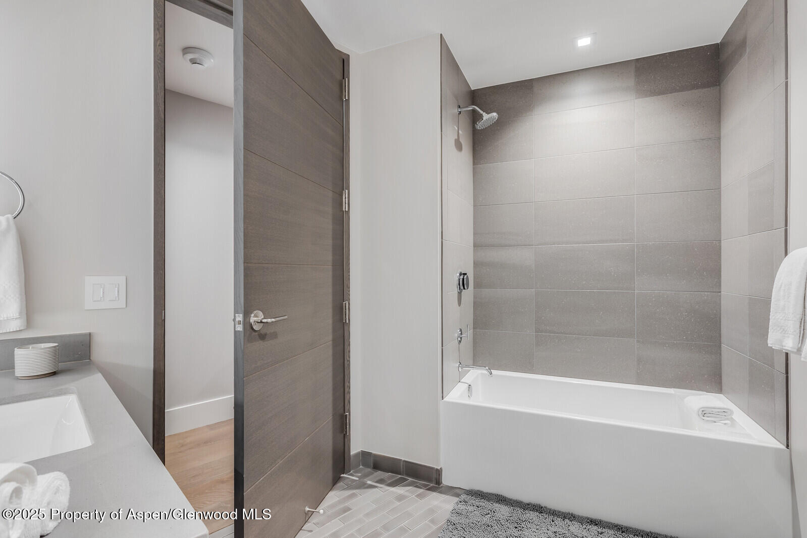 Snowmass Village, Colorado 81615, United States, 4 Bedrooms Bedrooms, ,4 BathroomsBathrooms,Residential,Active,103718