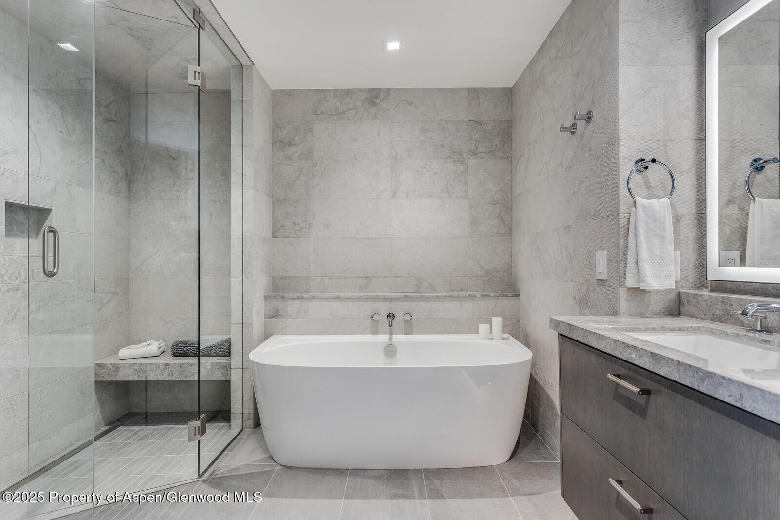 Snowmass Village, Colorado 81615, United States, 4 Bedrooms Bedrooms, ,4 BathroomsBathrooms,Residential,Active,103718