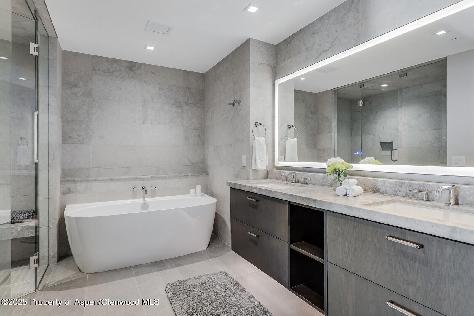 Snowmass Village, Colorado 81615, United States, 4 Bedrooms Bedrooms, ,4 BathroomsBathrooms,Residential,Active,103718