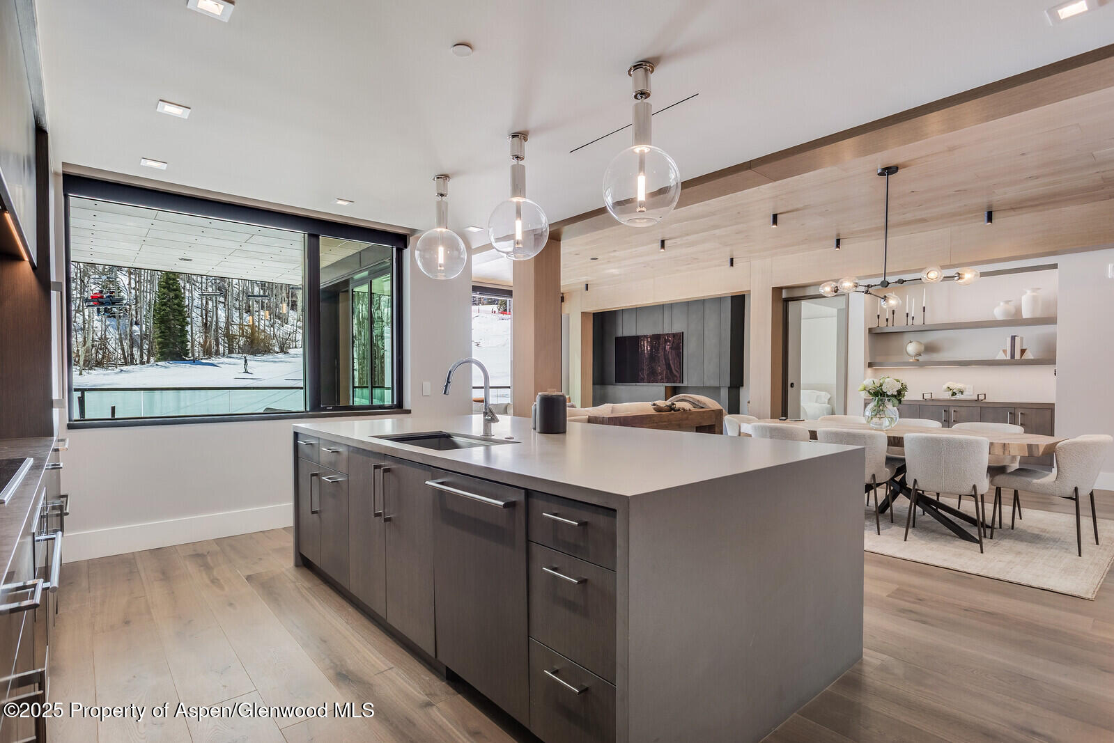 Snowmass Village, Colorado 81615, United States, 4 Bedrooms Bedrooms, ,4 BathroomsBathrooms,Residential,Active,103718