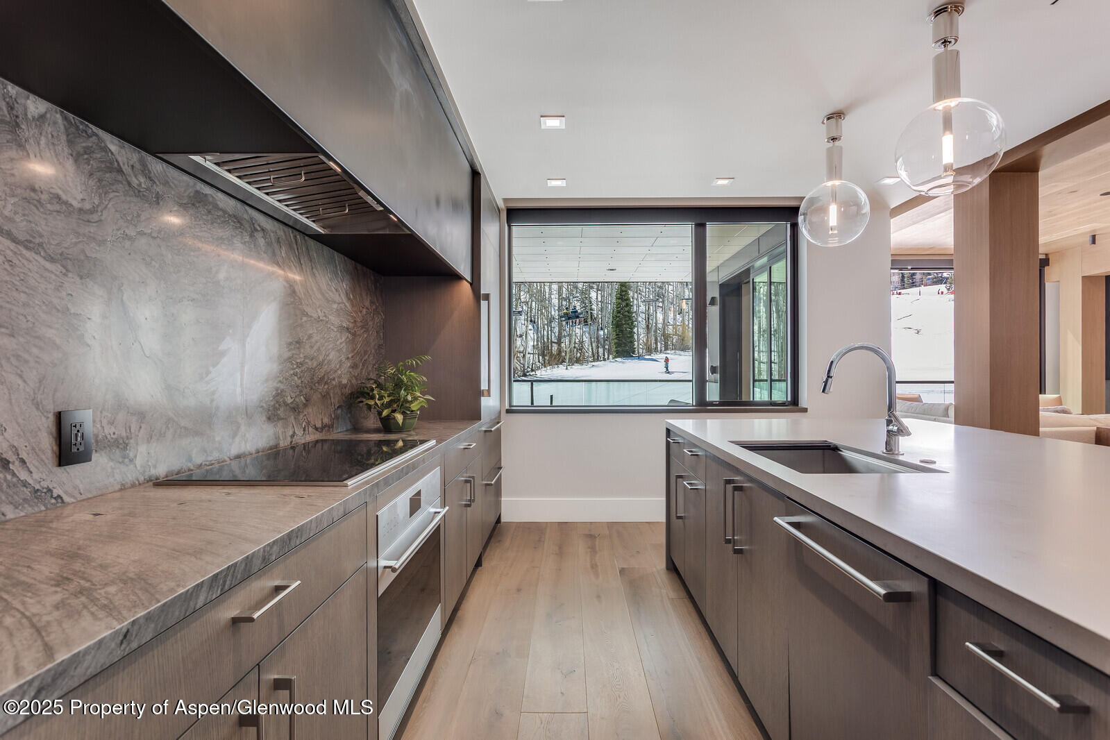 Snowmass Village, Colorado 81615, United States, 4 Bedrooms Bedrooms, ,4 BathroomsBathrooms,Residential,Active,103718