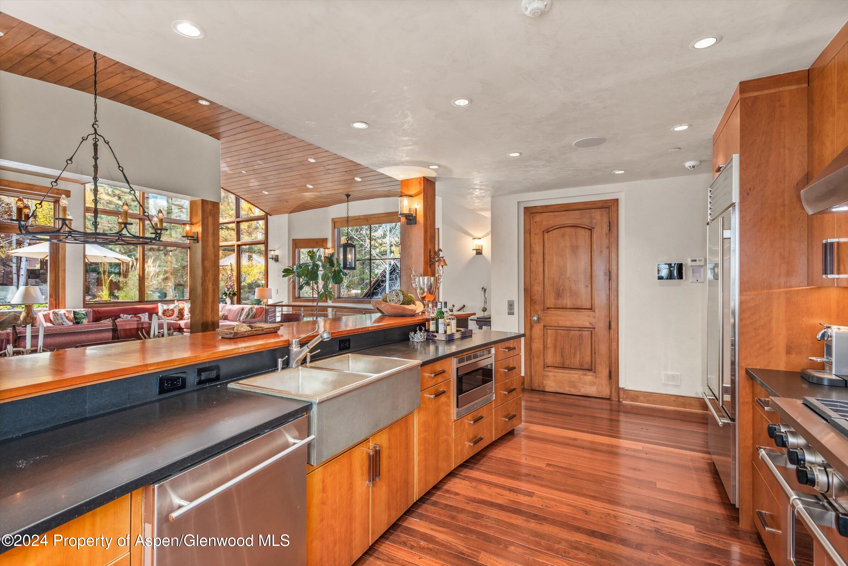 Aspen, Colorado 81611, United States, 5 Bedrooms Bedrooms, ,7 BathroomsBathrooms,Residential,Active,37016