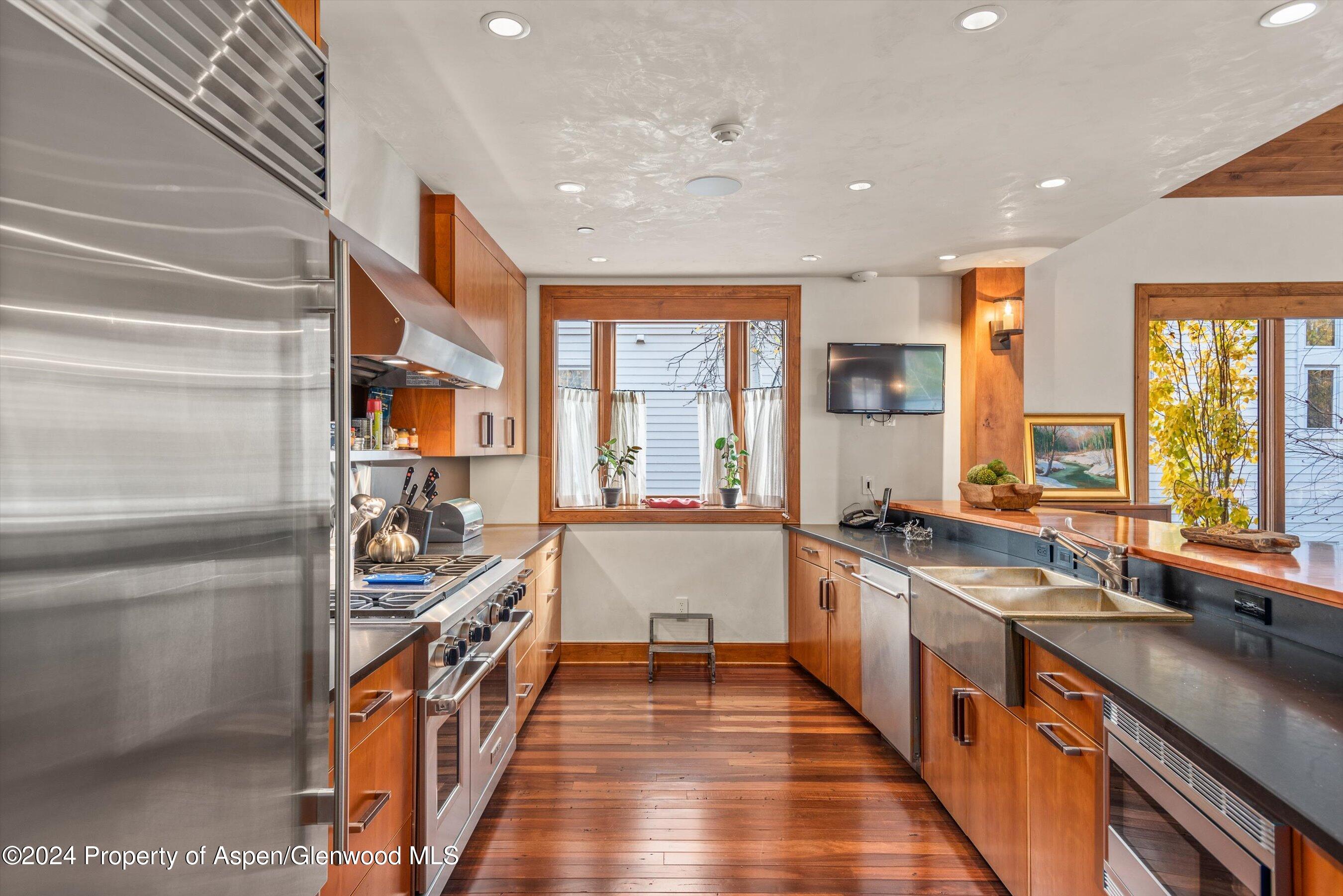 Aspen, Colorado 81611, United States, 5 Bedrooms Bedrooms, ,7 BathroomsBathrooms,Residential,Active,37016