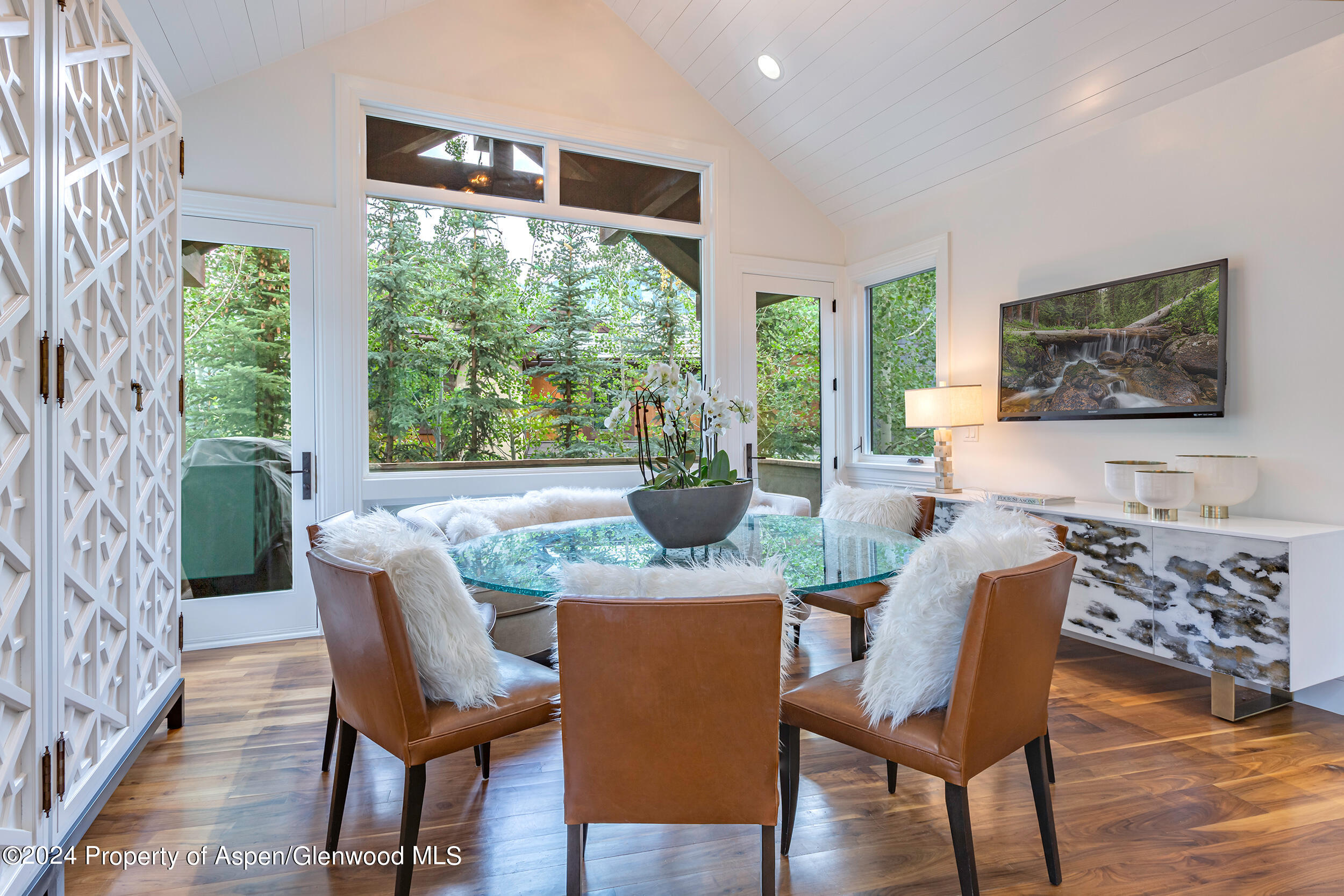 Aspen, Colorado 81611, United States, 4 Bedrooms Bedrooms, ,5 BathroomsBathrooms,Residential,Active,61059