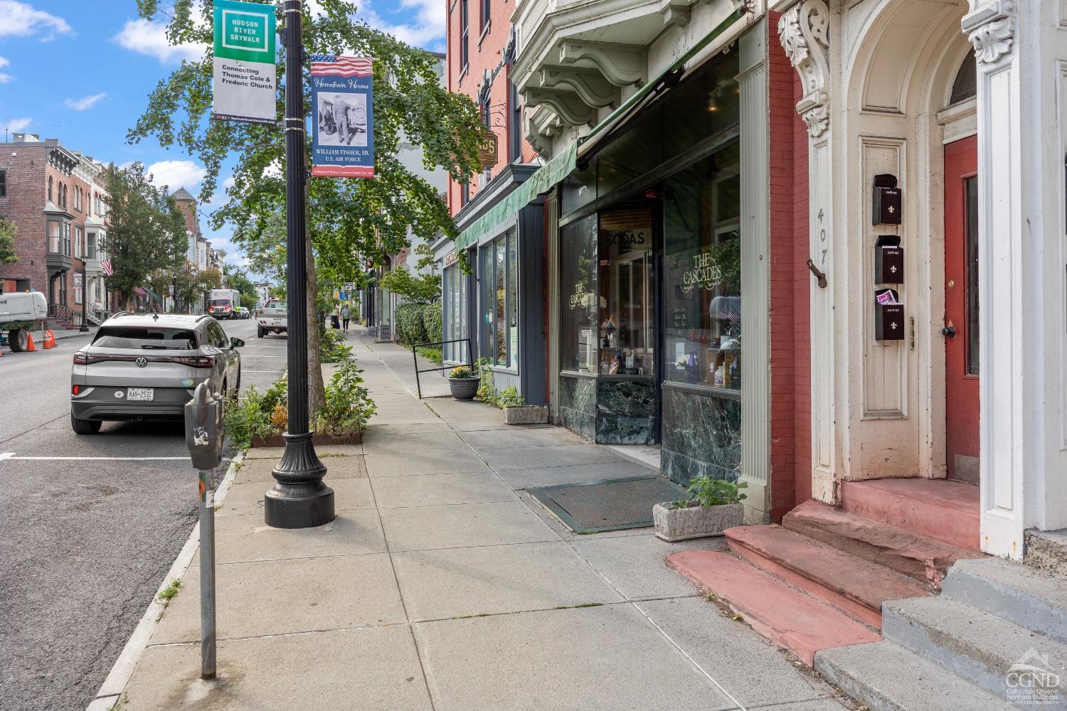407 Warren Street, Hudson, New York - 2 Bedrooms  
1 Bathrooms  
6 Rooms - 
