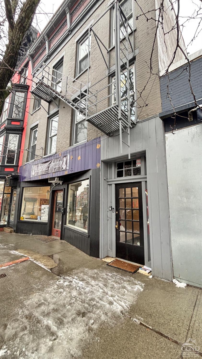 Rental Property at 612 Warren Street, Hudson, New York - Bedrooms: 2 
Bathrooms: 1 
Rooms: 7  - $2,950 MO.