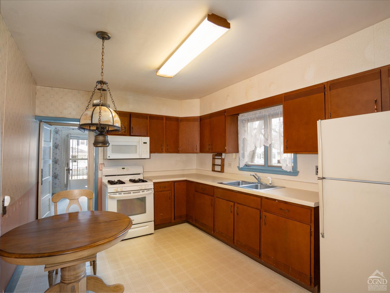 16 Oakwood Boulevard, Hudson, New York image 3