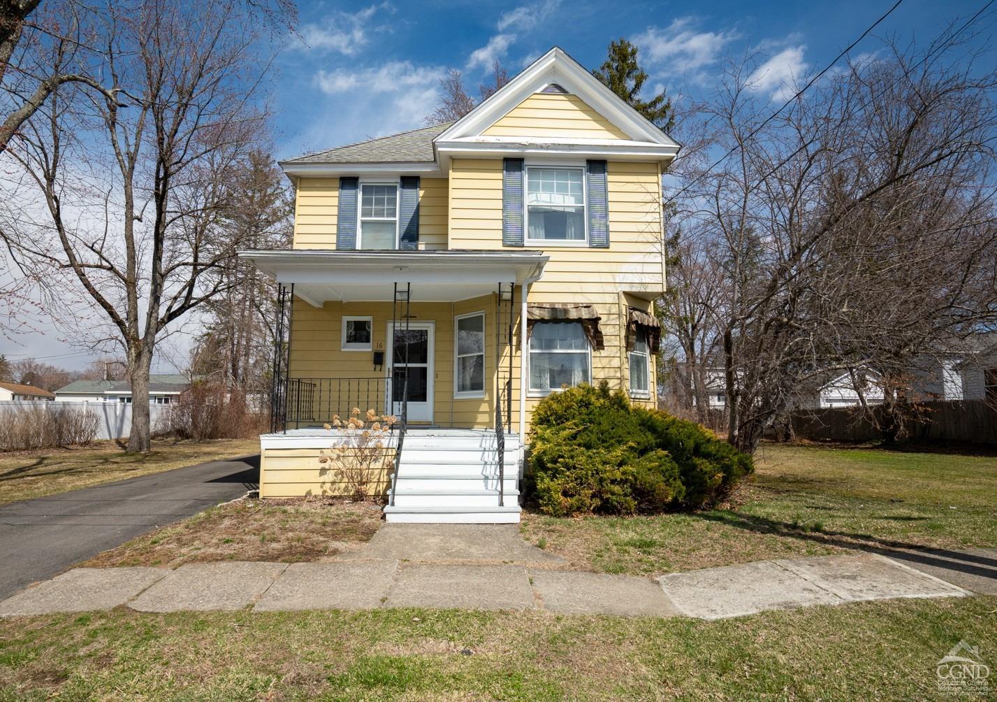 16 Oakwood Boulevard, Hudson, New York - 4 Bedrooms  
2 Bathrooms  
7 Rooms - 