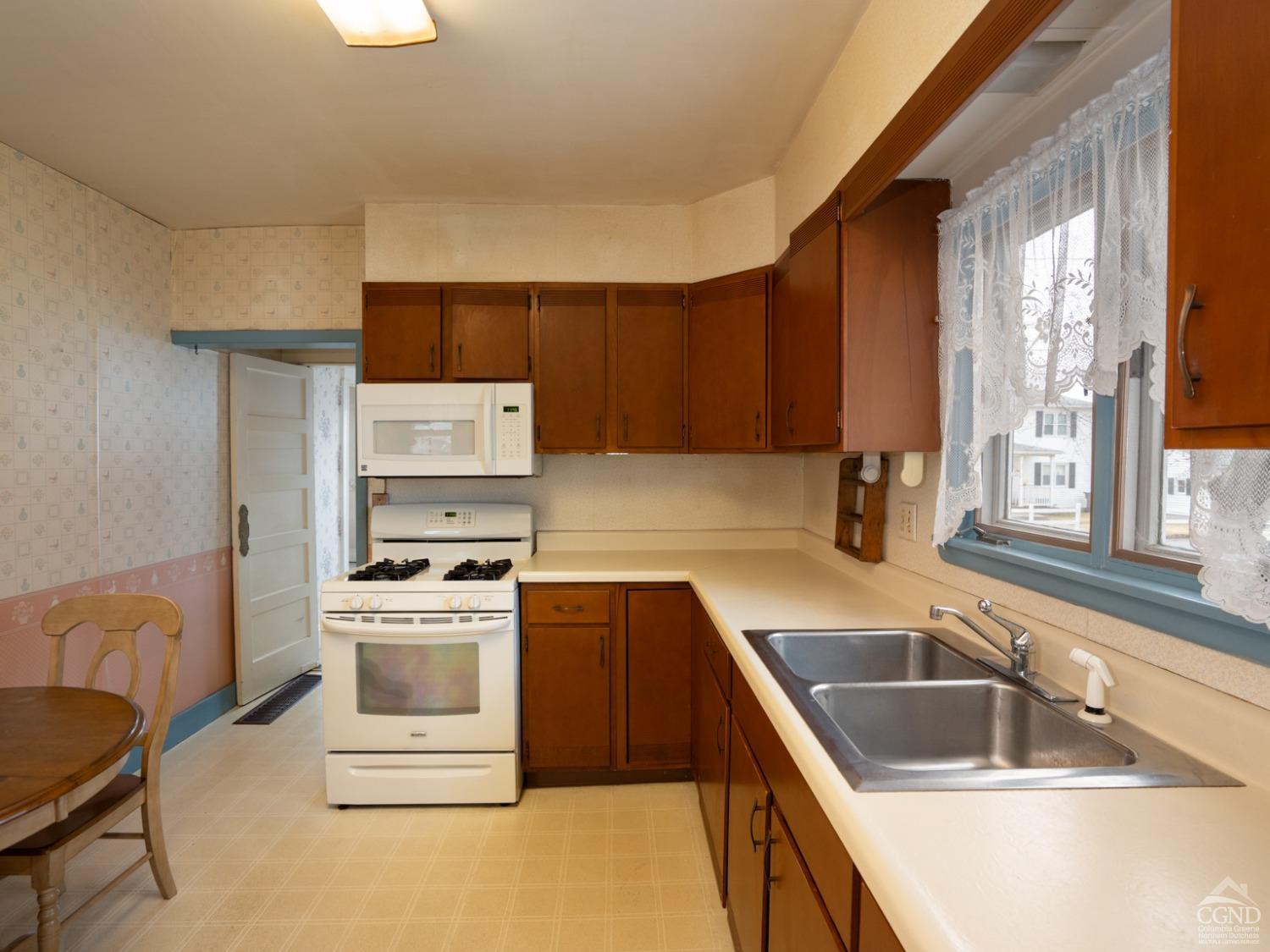 16 Oakwood Boulevard, Hudson, New York image 7