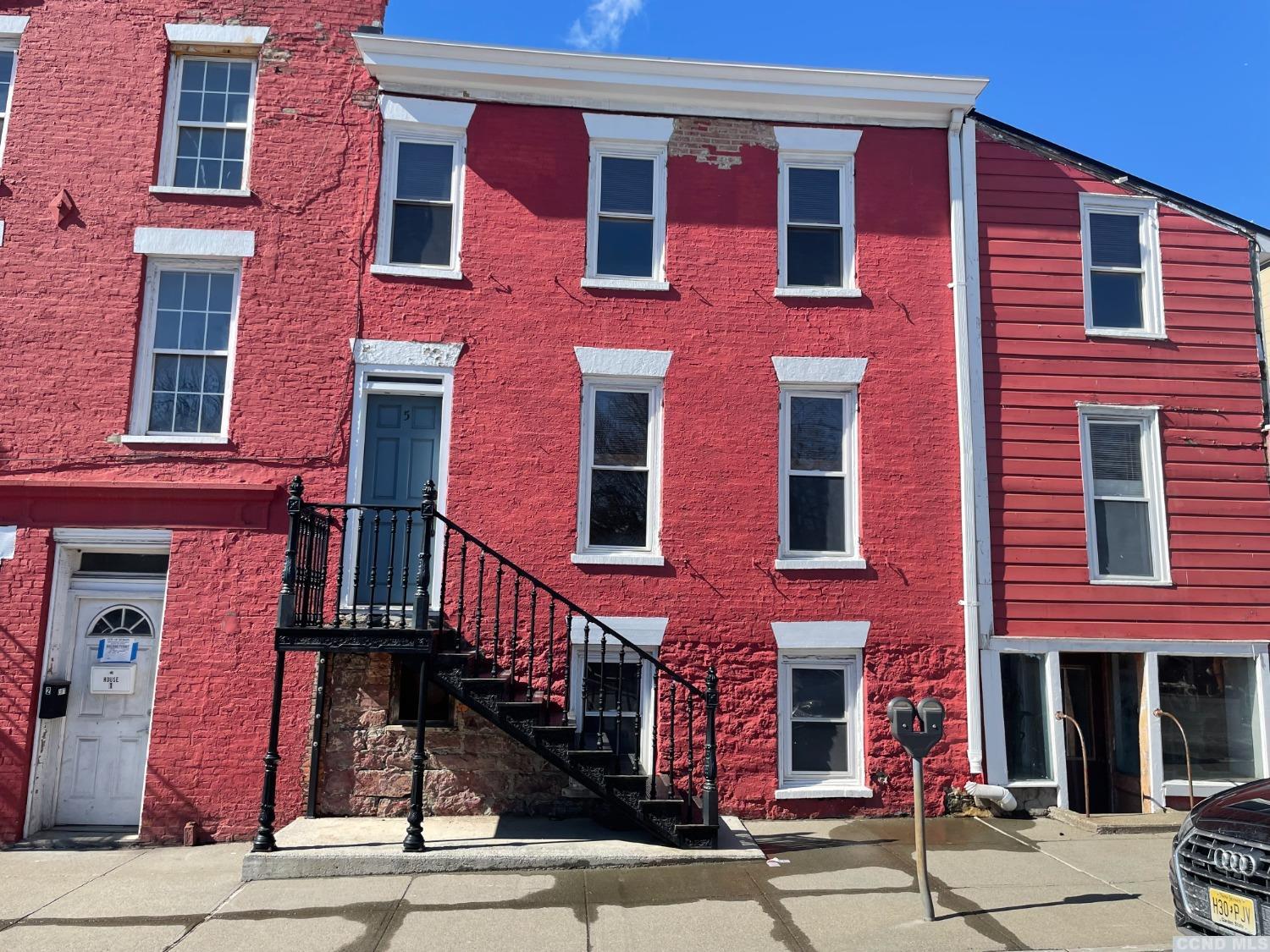 Rental Property at 624 Warren St St, Hudson, New York - Bedrooms: 2 
Bathrooms: 2 
Rooms: 5  - $2,850 MO.