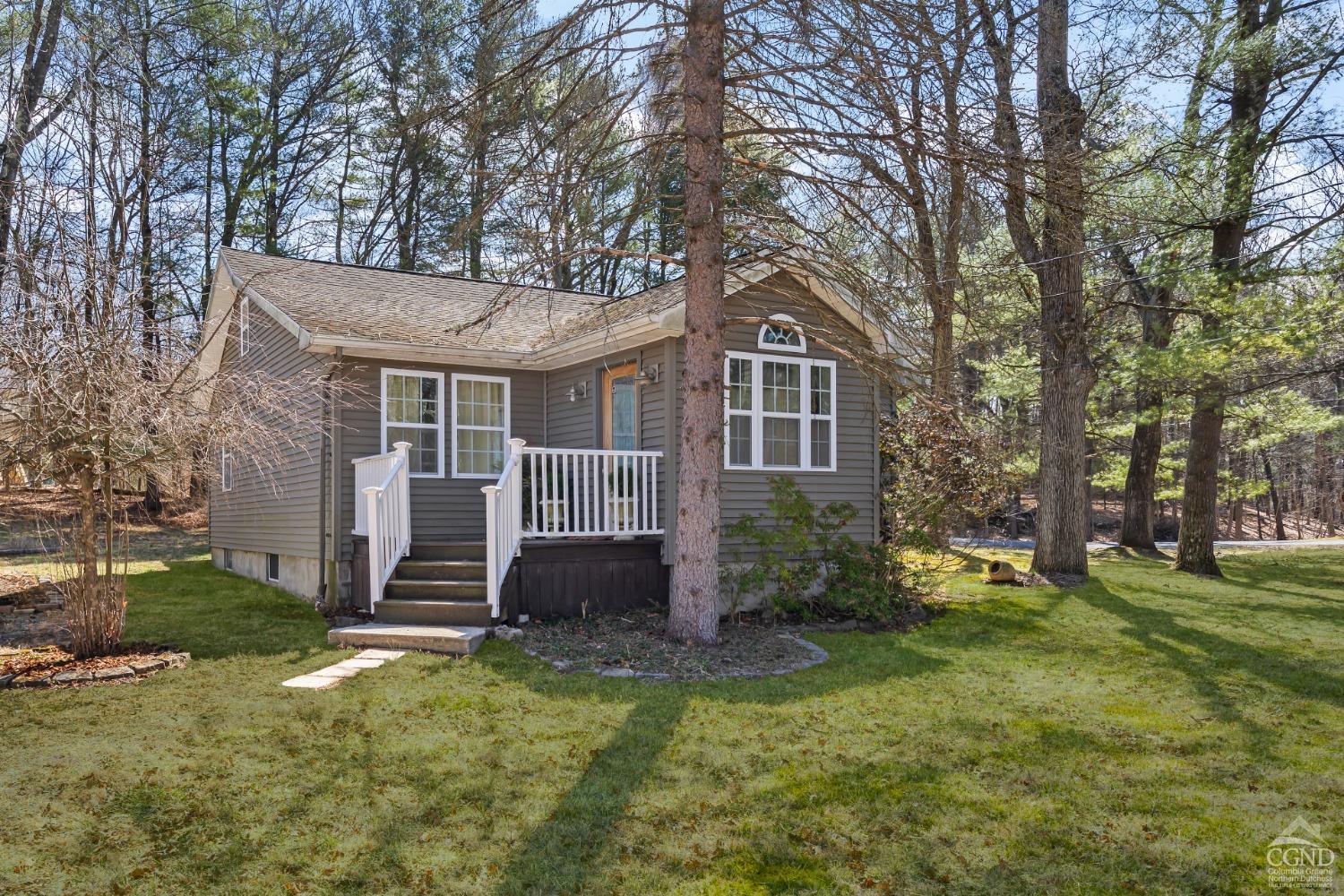 34 Cottonwood Road Rd, Elizaville, New York - 2 Bedrooms  
1 Bathrooms  
5 Rooms - 