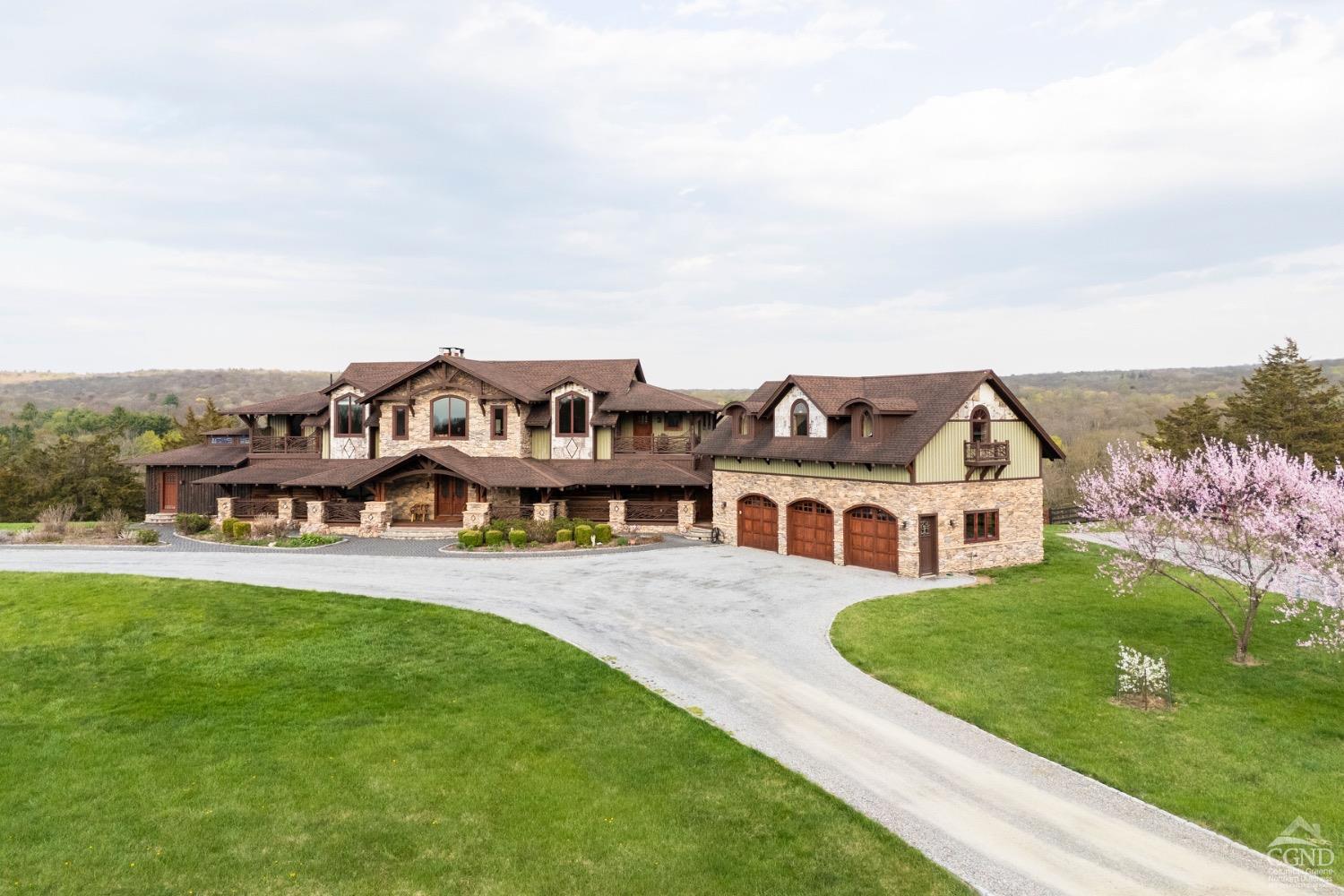 165 Drake Road, Pleasant Valley, New York - 3 Bedrooms  
6.5 Bathrooms  
12 Rooms - 