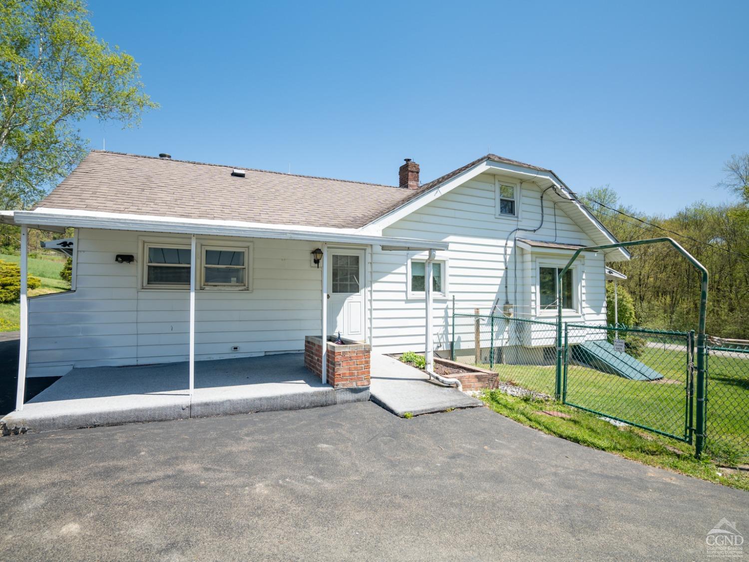 93 White Bridge Rd Rd, Old Chatham, New York - 3 Bedrooms  
2 Bathrooms  
7 Rooms - 
