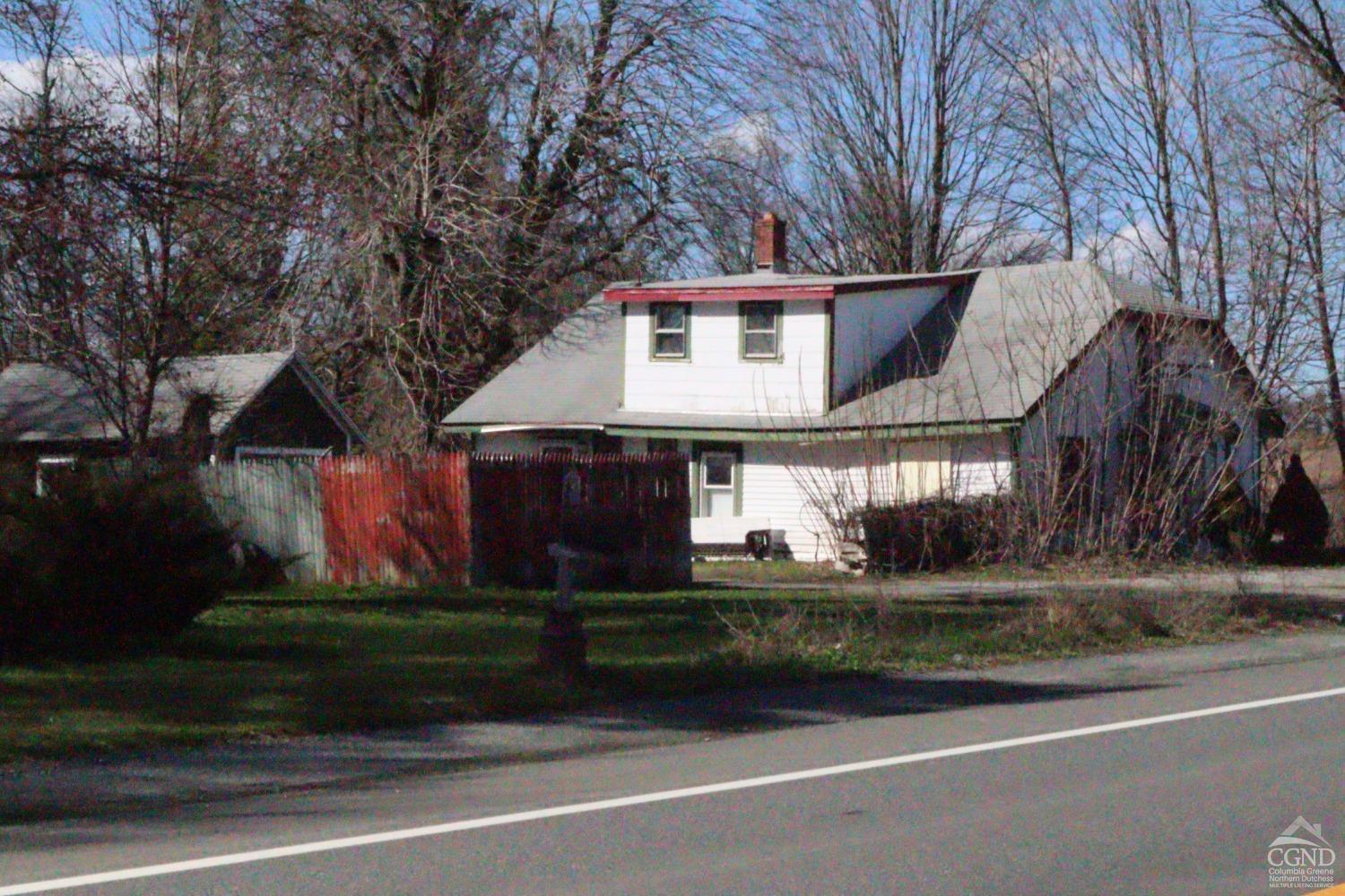 3927 Us Route 9, Livingston, New York - 2 Bedrooms  
2 Bathrooms  
5 Rooms - 