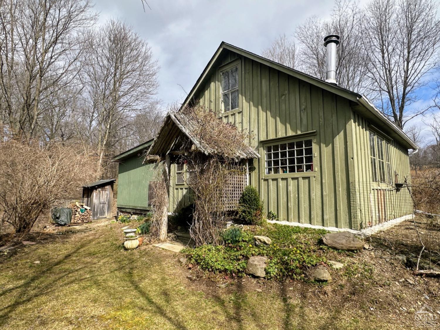 1423 County Route 7, Ancram, New York - 2 Bedrooms  
1 Bathrooms  
5 Rooms - 