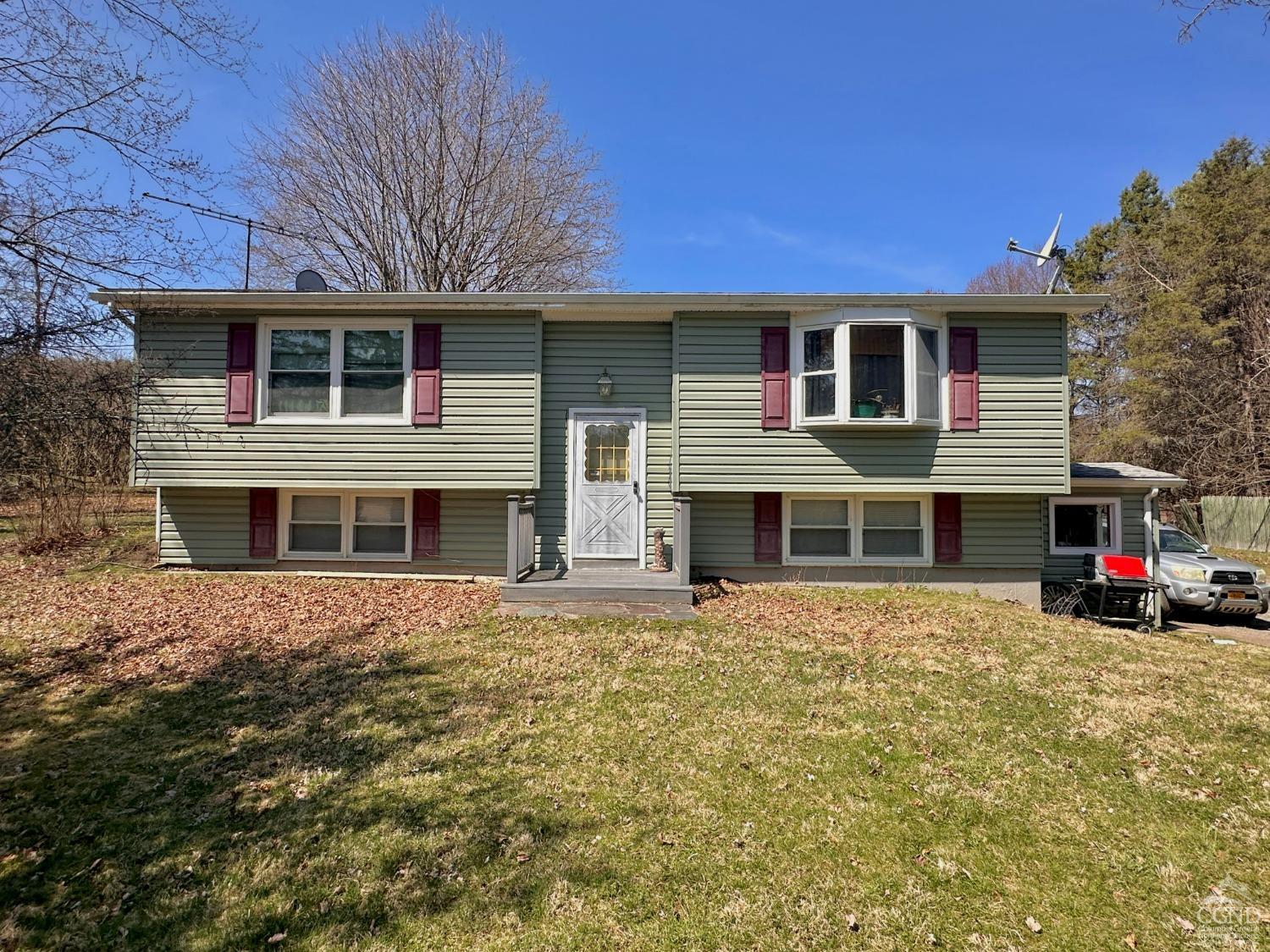22 Woodland Rd Rd, Craryville, New York - 3 Bedrooms  
2 Bathrooms  
5 Rooms - 