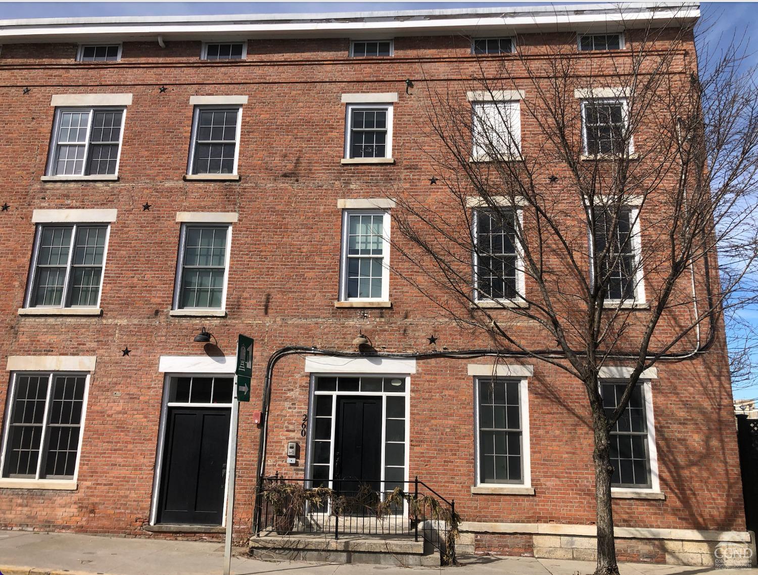 260 Warren Street, Hudson, New York - 2 Bedrooms  
2 Bathrooms  
6 Rooms - 