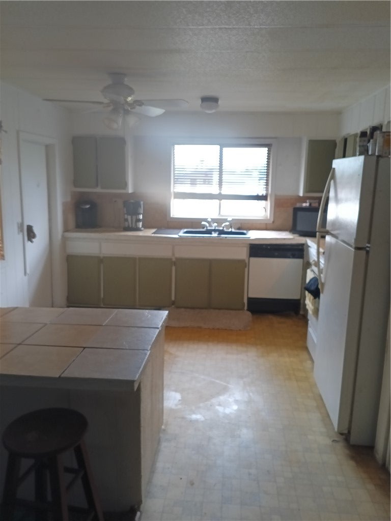 886 GLEN Drive