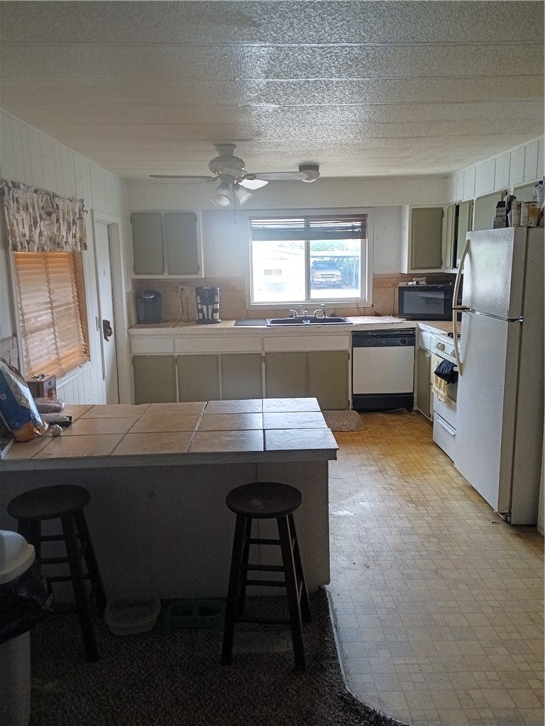 886 GLEN Drive