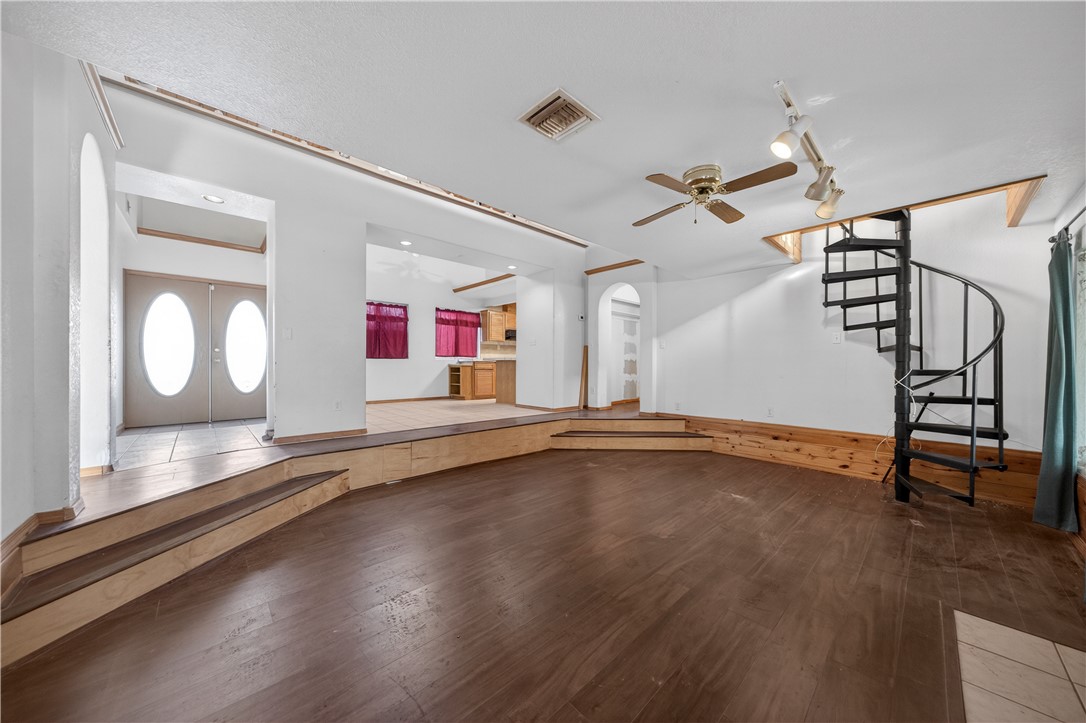 670 W Quail Crest Road