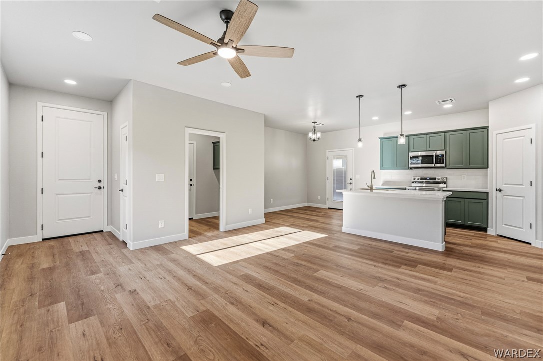 3143 E Thompson Avenue