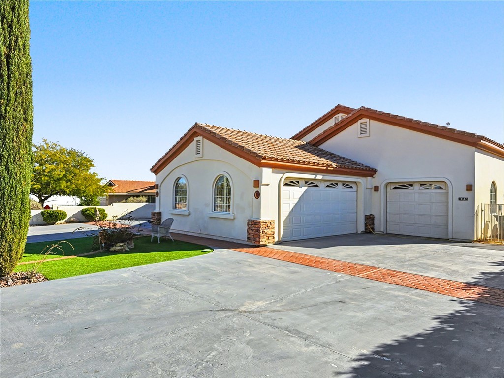 825 Country Club Drive