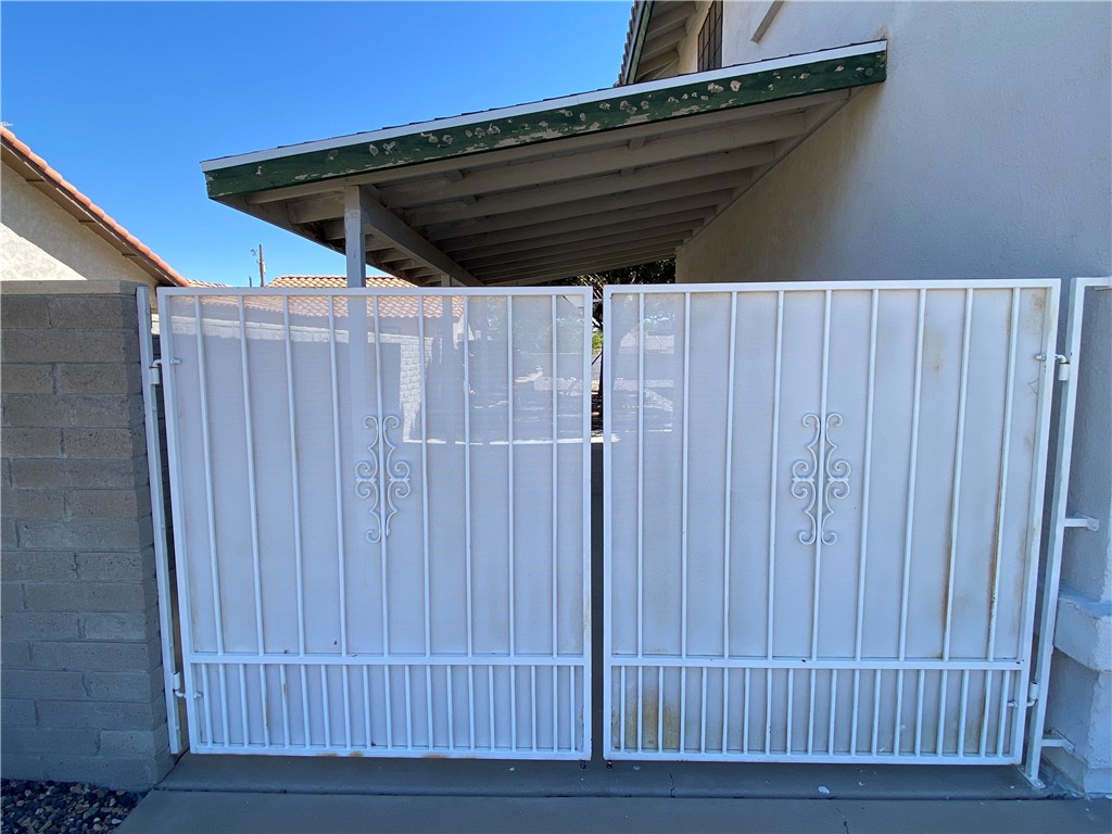 909 Foothill Avenue