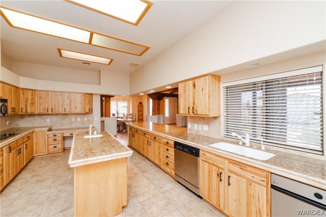 Lake Havasu, Arizona, 86404, United States, 3 Bedrooms Bedrooms, ,4 BathroomsBathrooms,Residential,Active,2041816