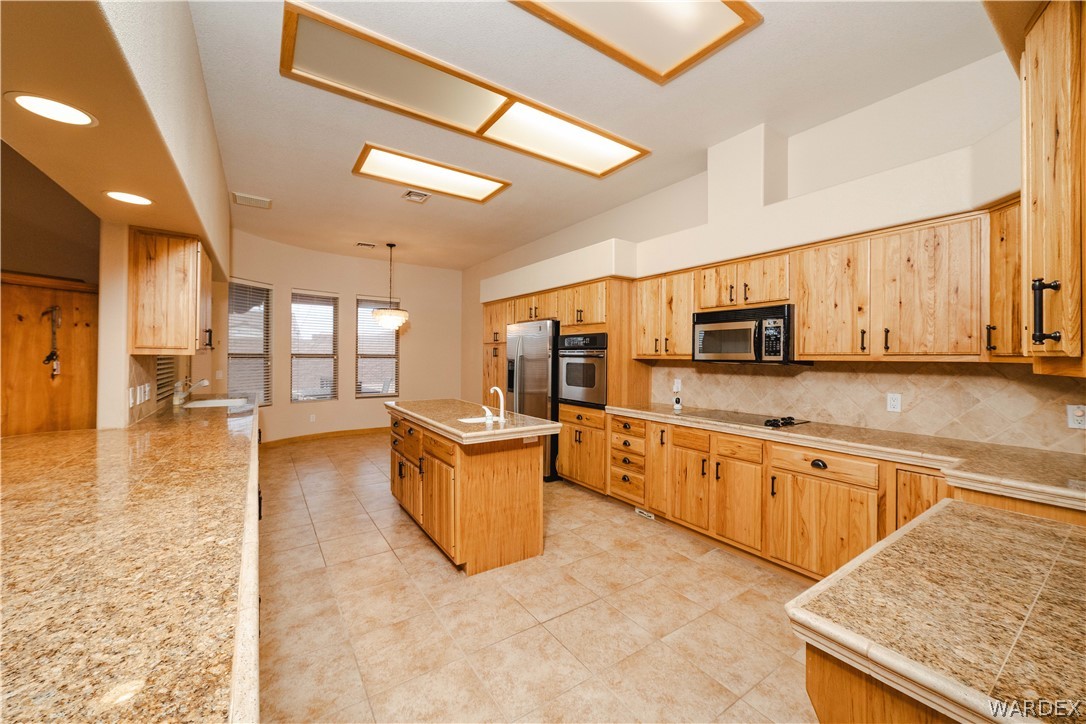 Lake Havasu, Arizona, 86404, United States, 3 Bedrooms Bedrooms, ,4 BathroomsBathrooms,Residential,Active,2041816