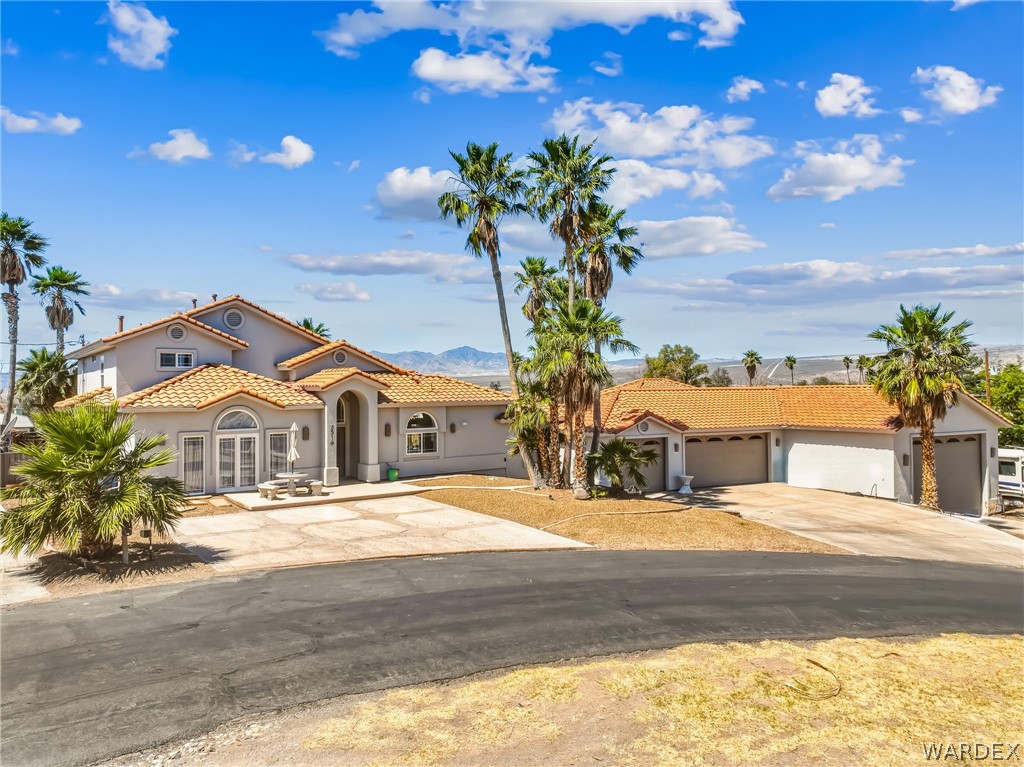 2519 Country Club Place