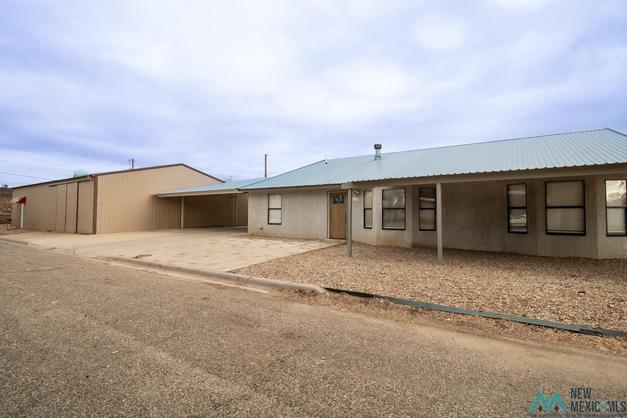 1815 S Ave J Place, Portales, Texas image 1