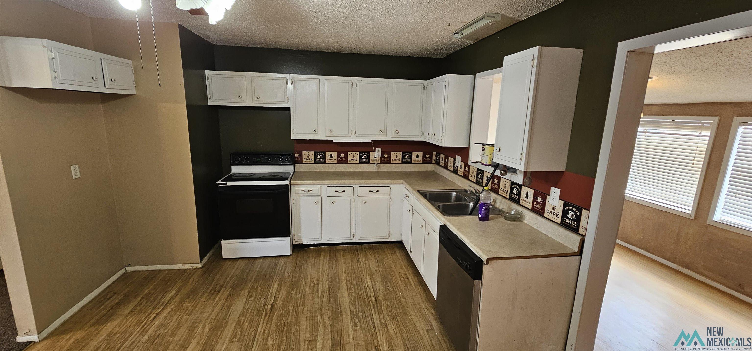 Portales, New Mexico 88130, United States, 3 Bedrooms Bedrooms, ,2 BathroomsBathrooms,Residential,Pending,59184