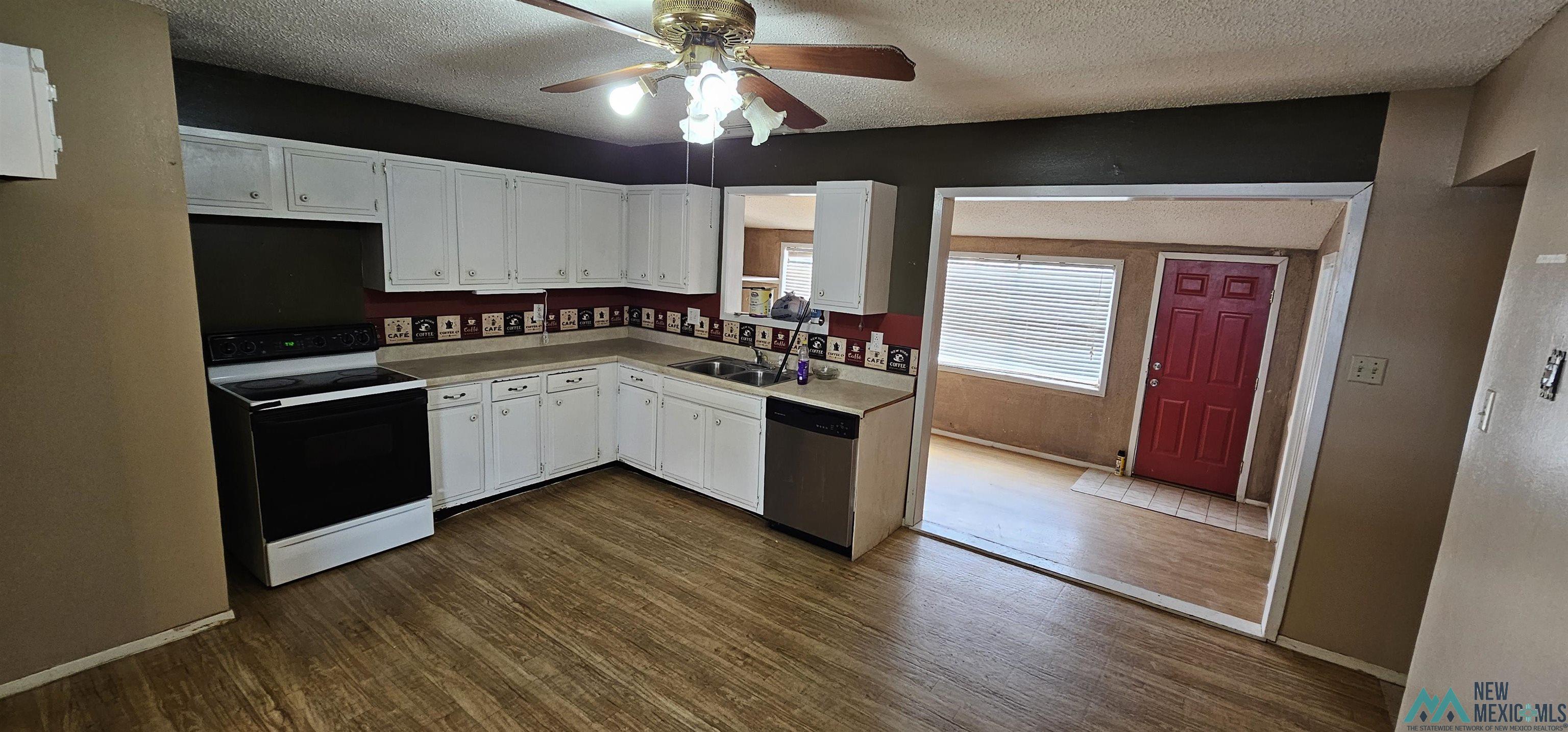 Portales, New Mexico 88130, United States, 3 Bedrooms Bedrooms, ,2 BathroomsBathrooms,Residential,Pending,59184