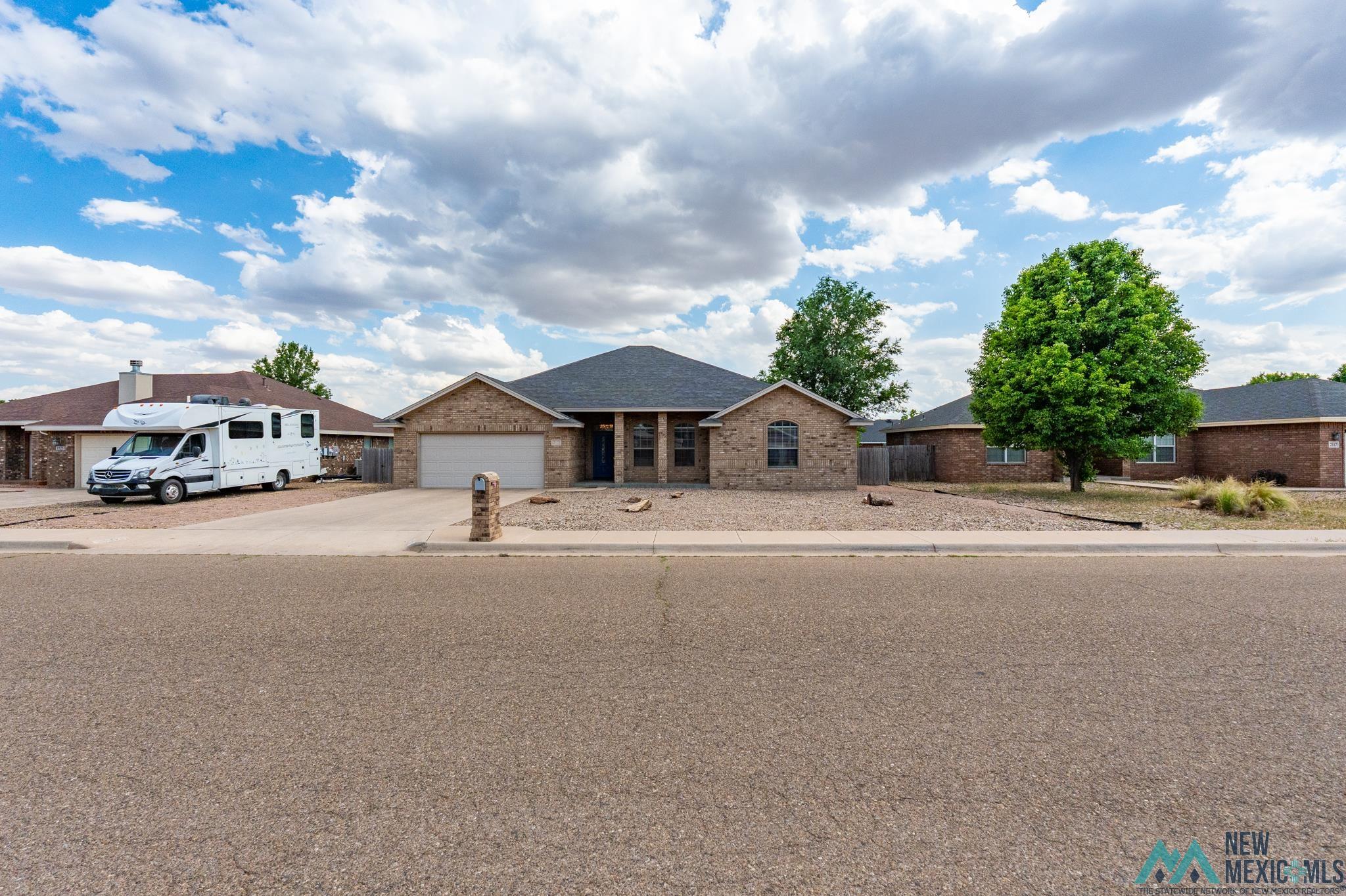 2121 S Jadyn Lane, Clovis, Texas image 2