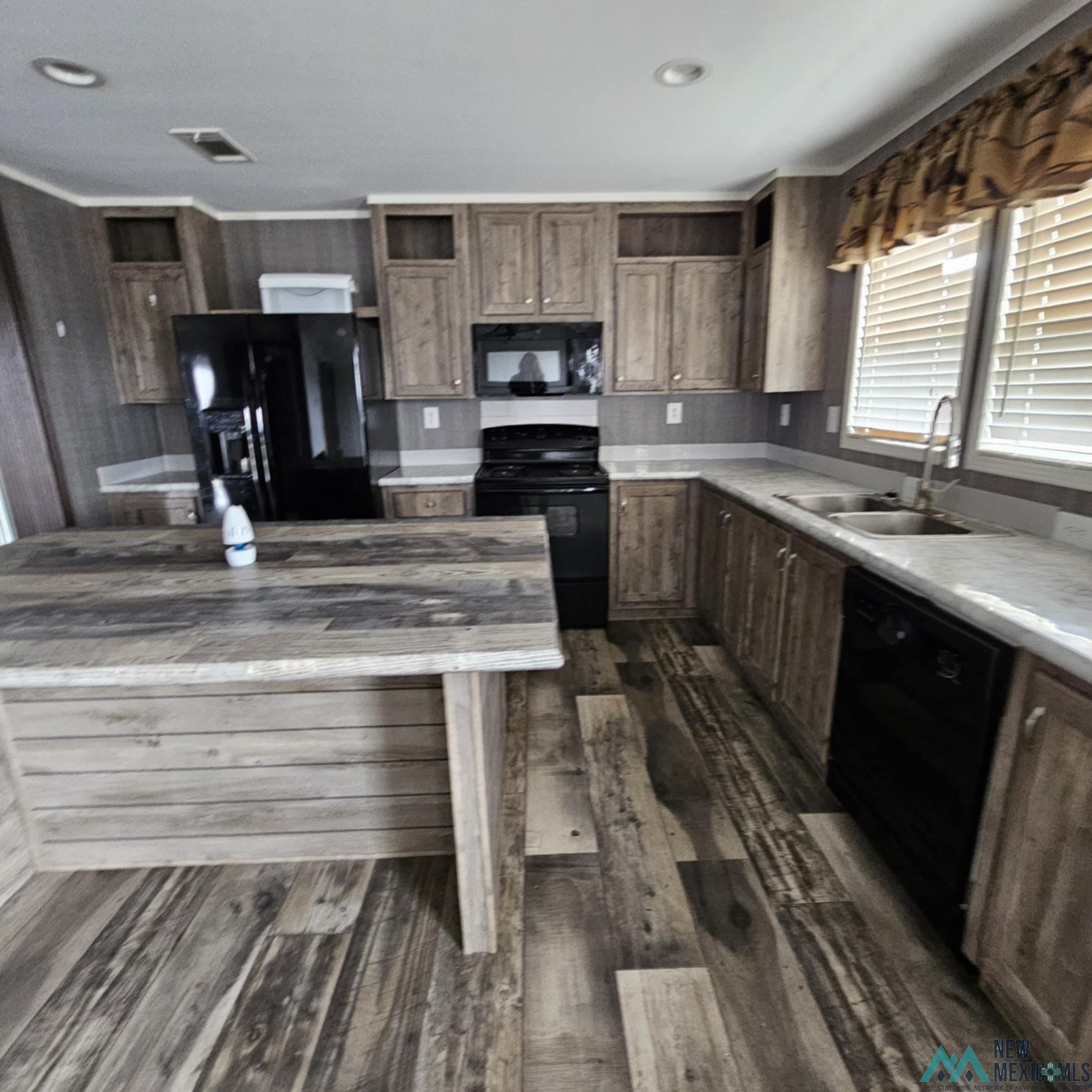 Lovington, New Mexico 88260, United States, 4 Bedrooms Bedrooms, ,2 BathroomsBathrooms,Residential,Pending,181380