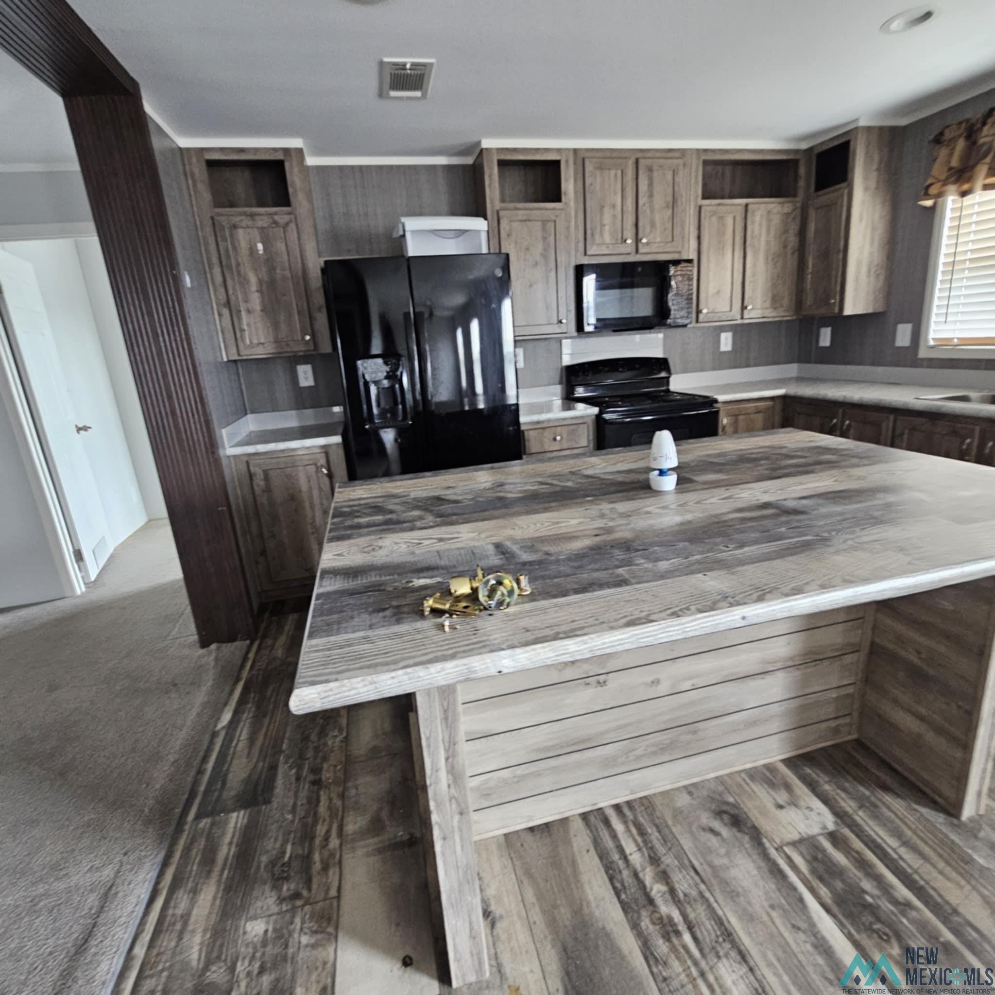 Lovington, New Mexico 88260, United States, 4 Bedrooms Bedrooms, ,2 BathroomsBathrooms,Residential,Pending,181380