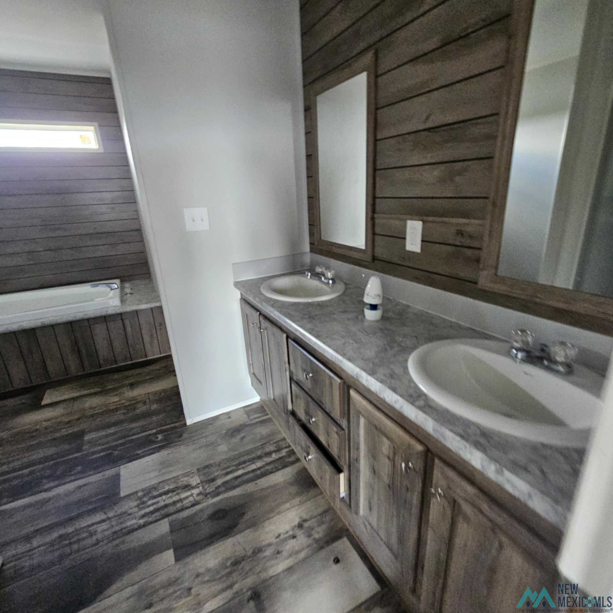 Lovington, New Mexico 88260, United States, 4 Bedrooms Bedrooms, ,2 BathroomsBathrooms,Residential,Pending,181380