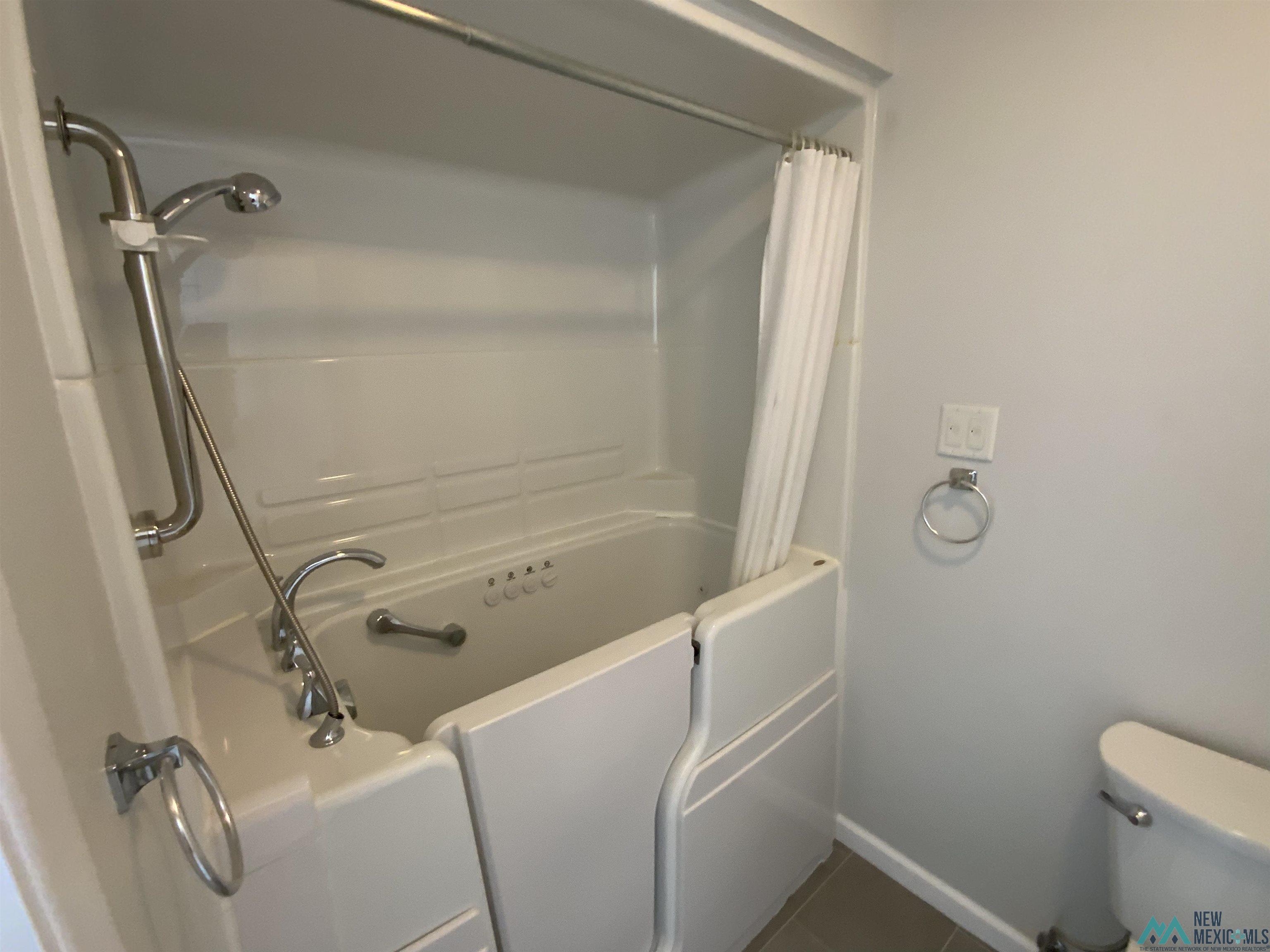 Roswell, New Mexico 88201, United States, 4 Bedrooms Bedrooms, ,2 BathroomsBathrooms,Residential,Active,201344