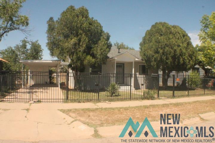 907 W Summit Street, Roswell, Texas image 1
