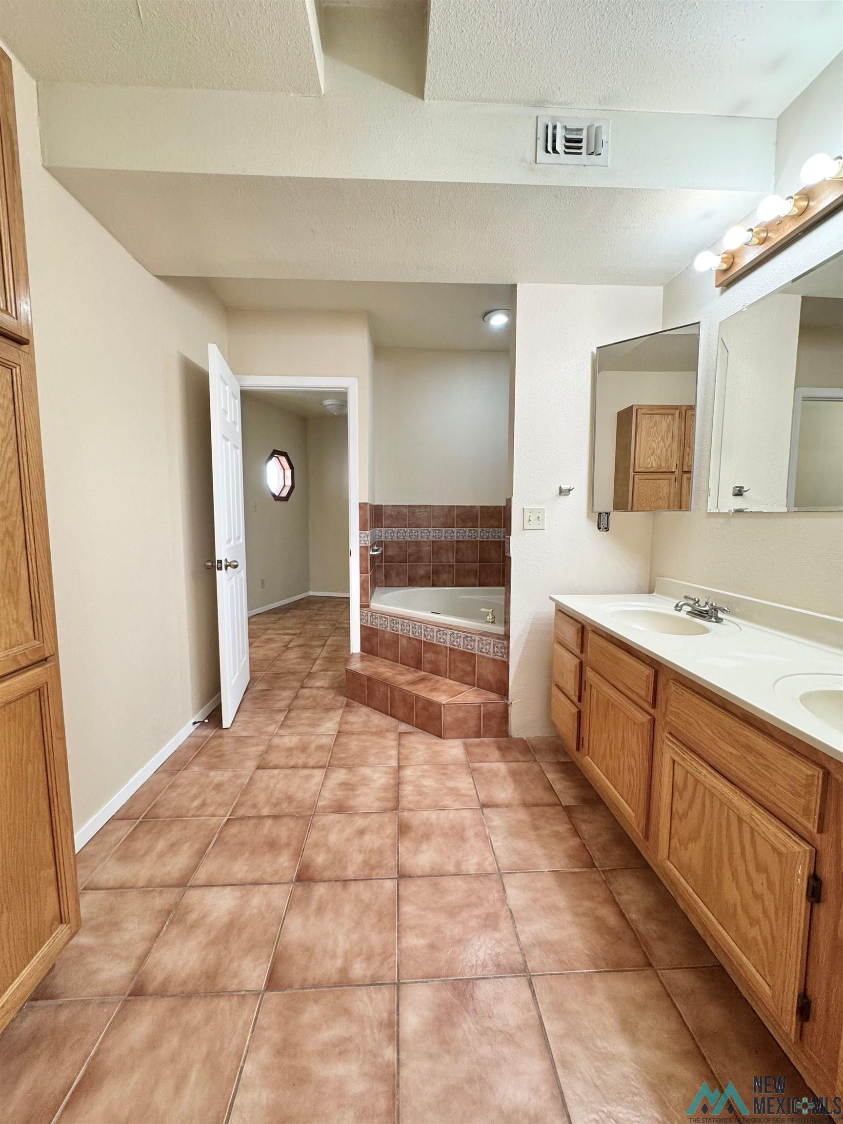 1421 N Country Circle, Carlsbad, Texas image 9