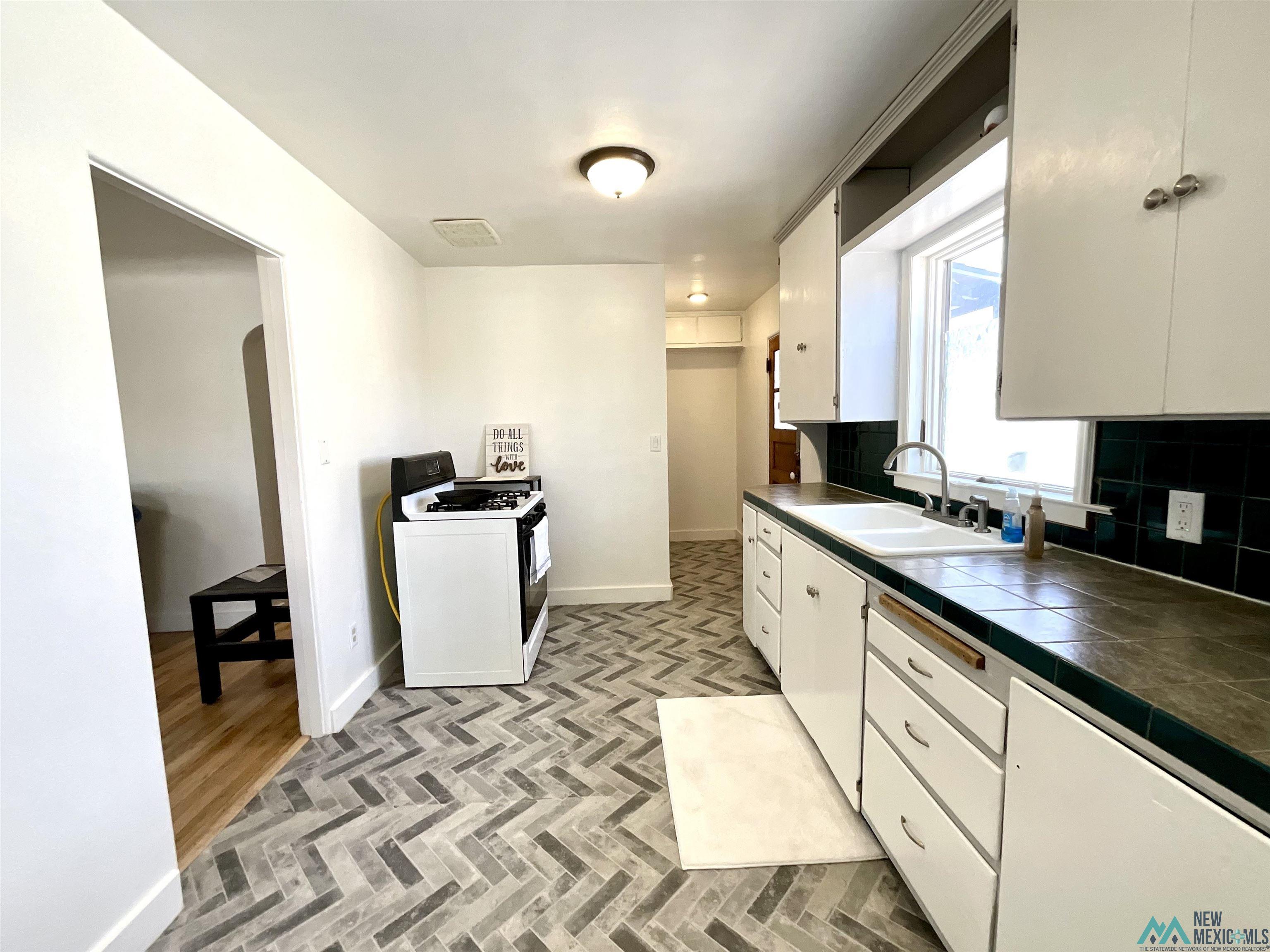 710 S Puerco Drive, Gallup, Texas image 4
