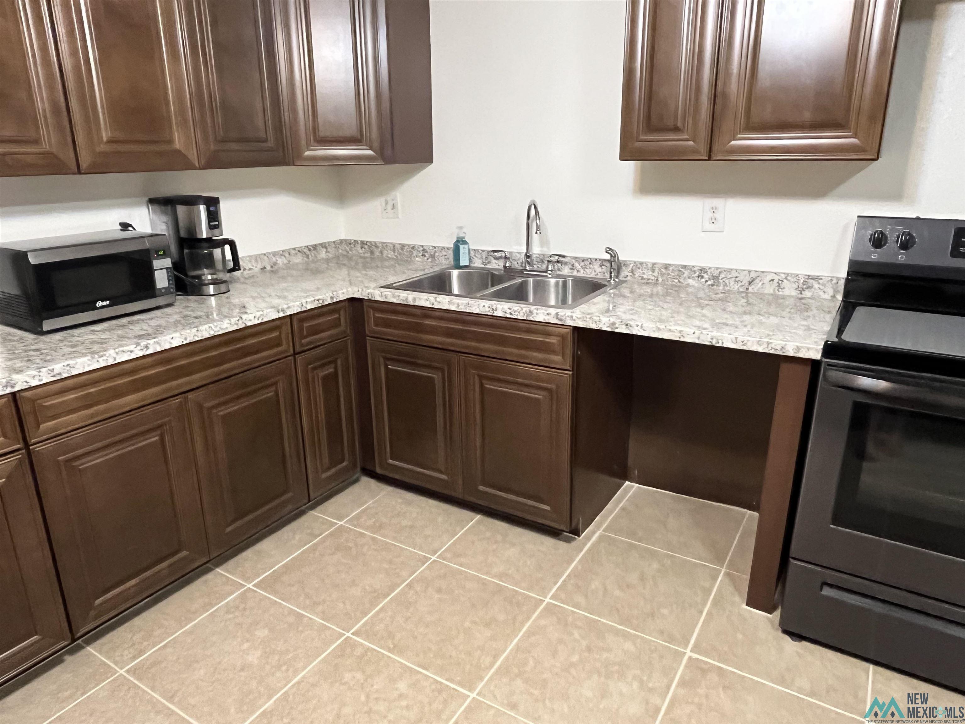 1802 N Steven Drive, Hobbs, Texas image 3