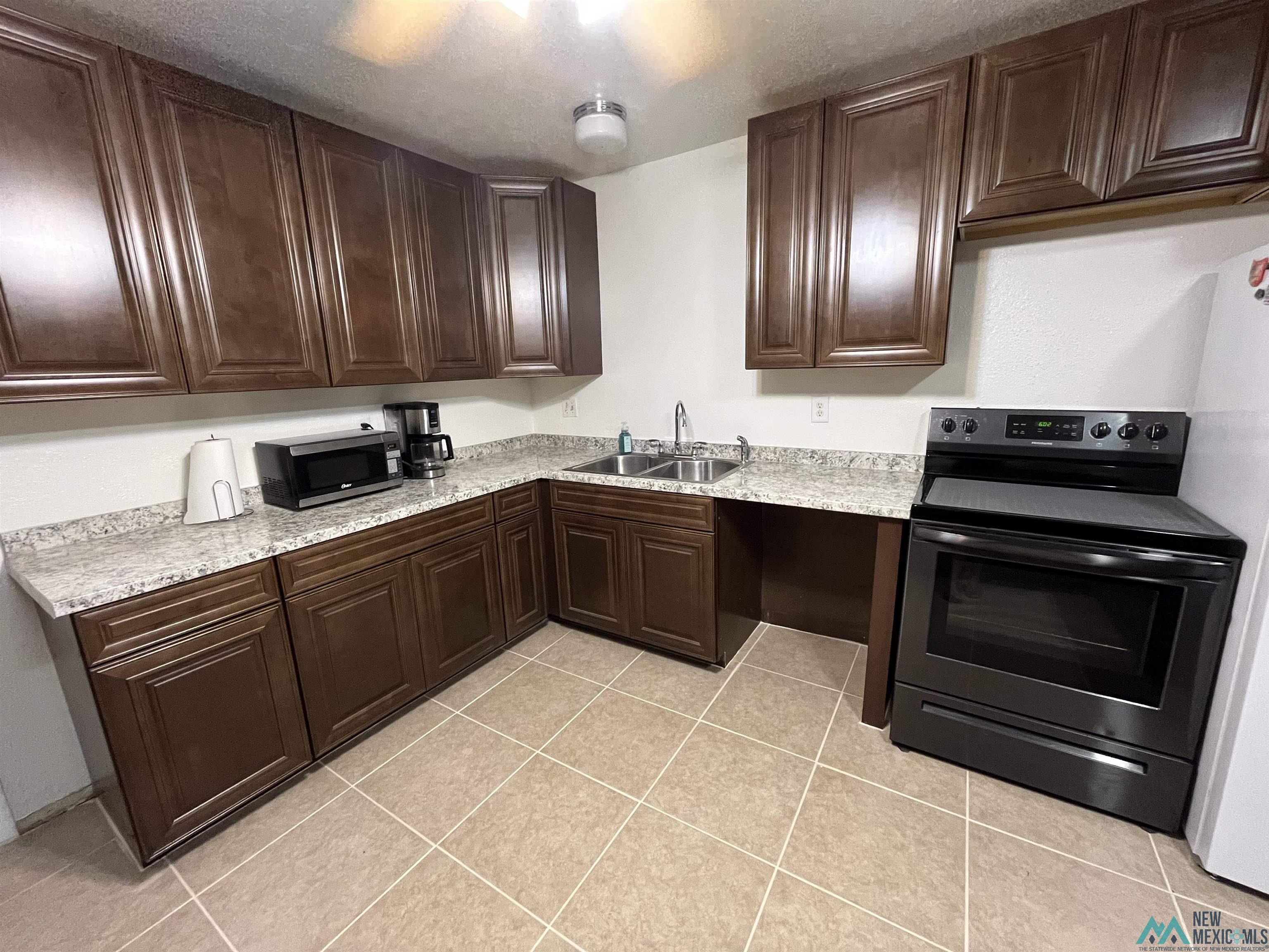 1802 N Steven Drive, Hobbs, Texas image 2