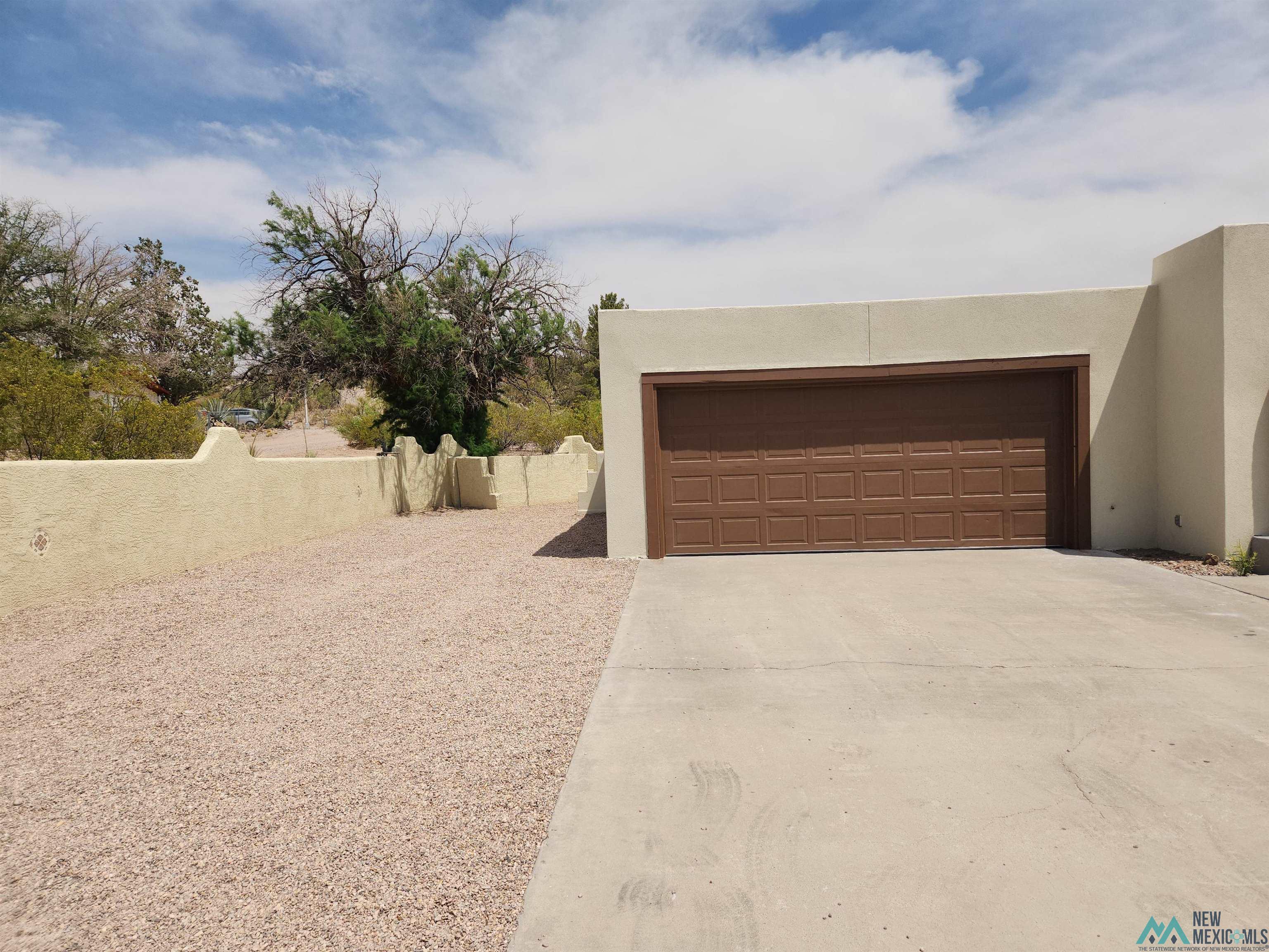 301 Stagecoach Drive, Elephant Butte, Texas image 2